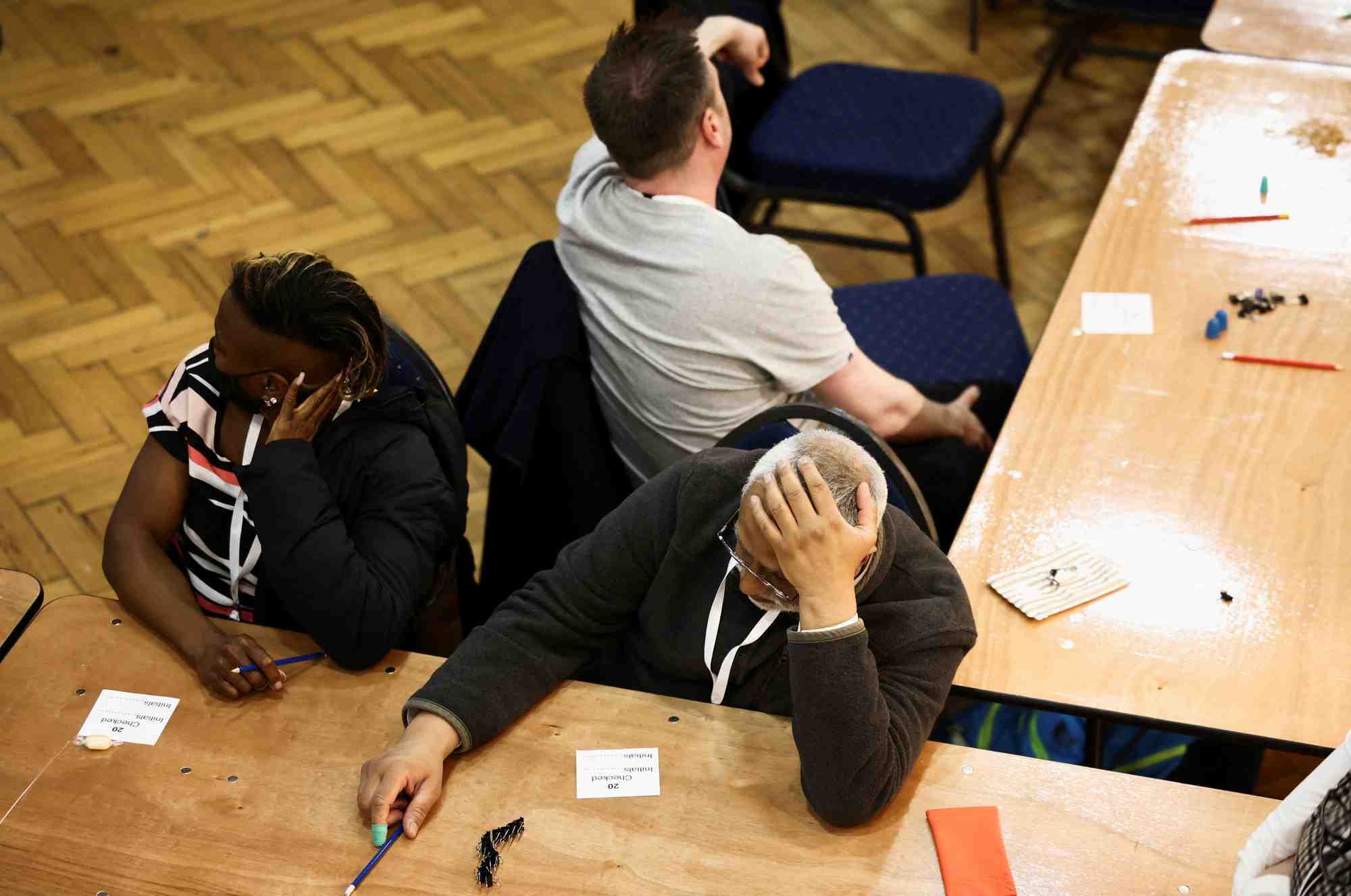 Grande-bretagne: les conservateurs subissent des pertes aux elections locales, selon les premiers resultats