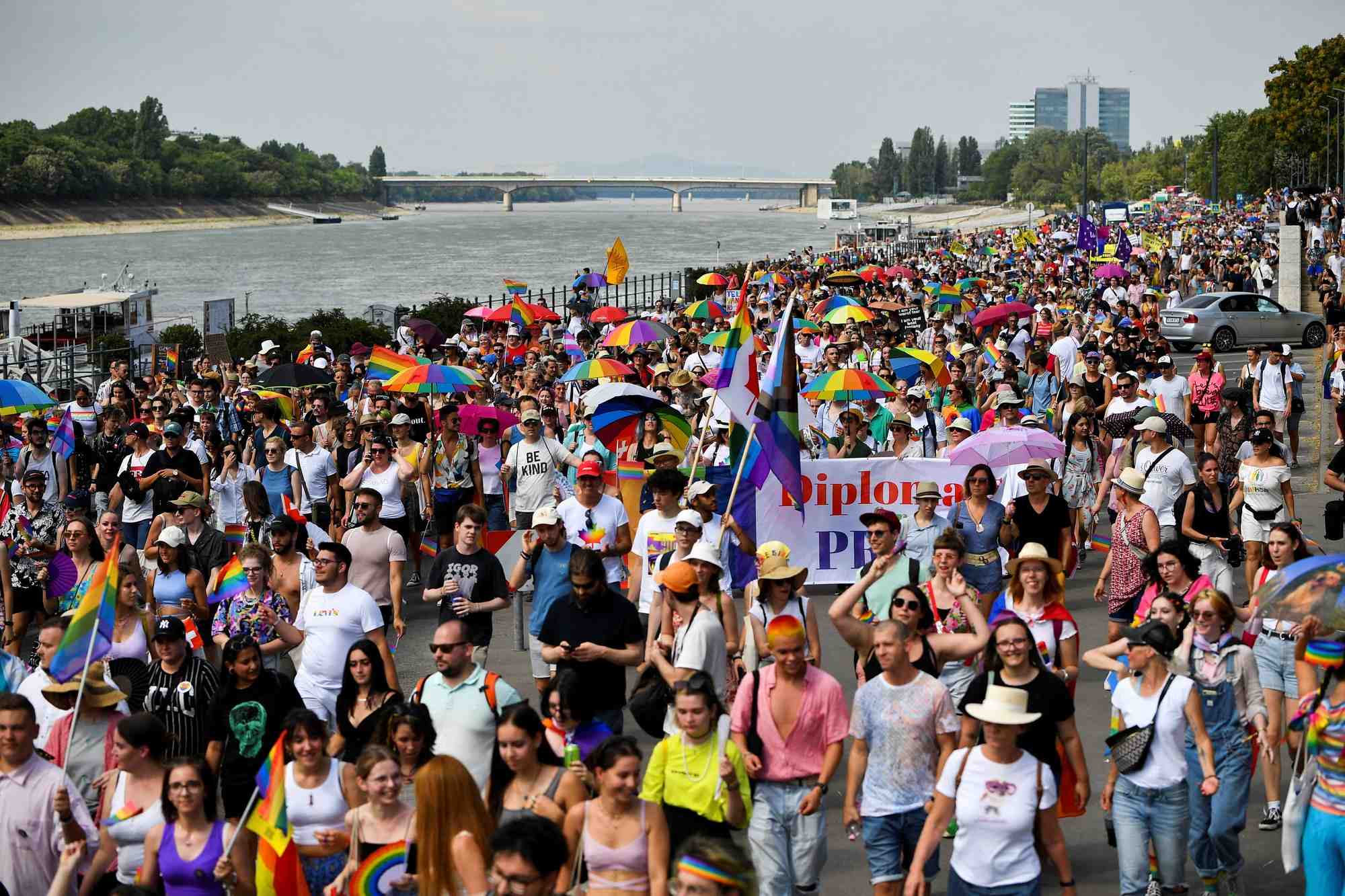 Photo d'archives montrant des gens a la marche des fiertes de budapest