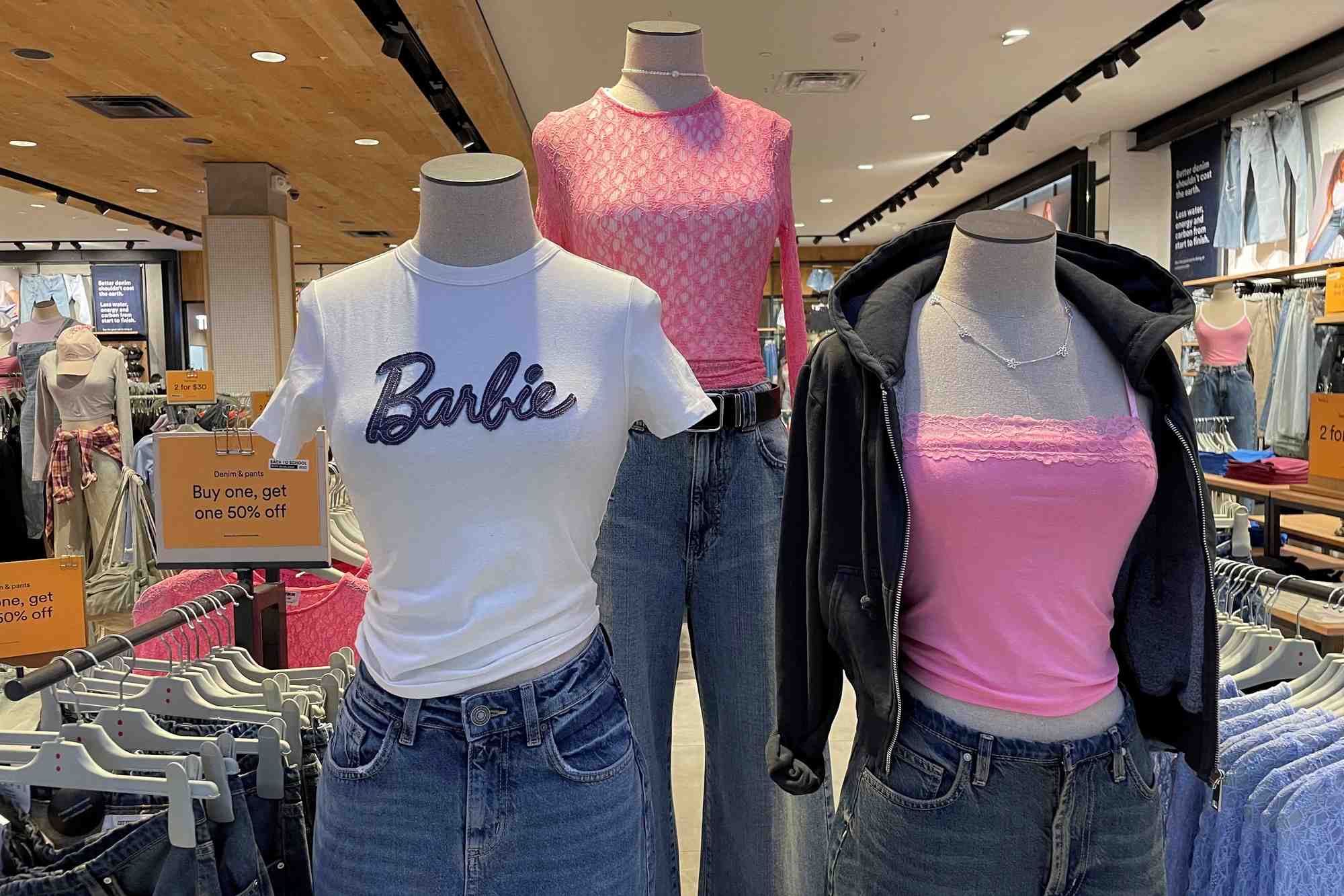Des marchandises sur le theme de barbie sont exposees dans un centre commercial de glendale