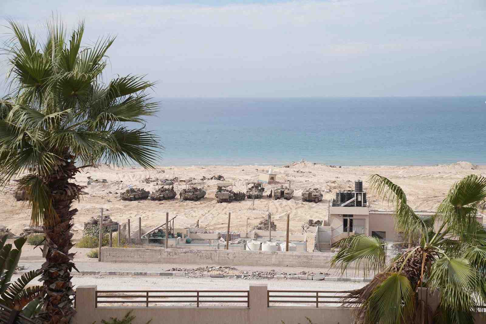 Des vehicules militaires israeliens sur une plage lors de l'operation terrestre de l'armee israelienne contre le groupe islamiste palestinien hamas, dans la bande de gaza