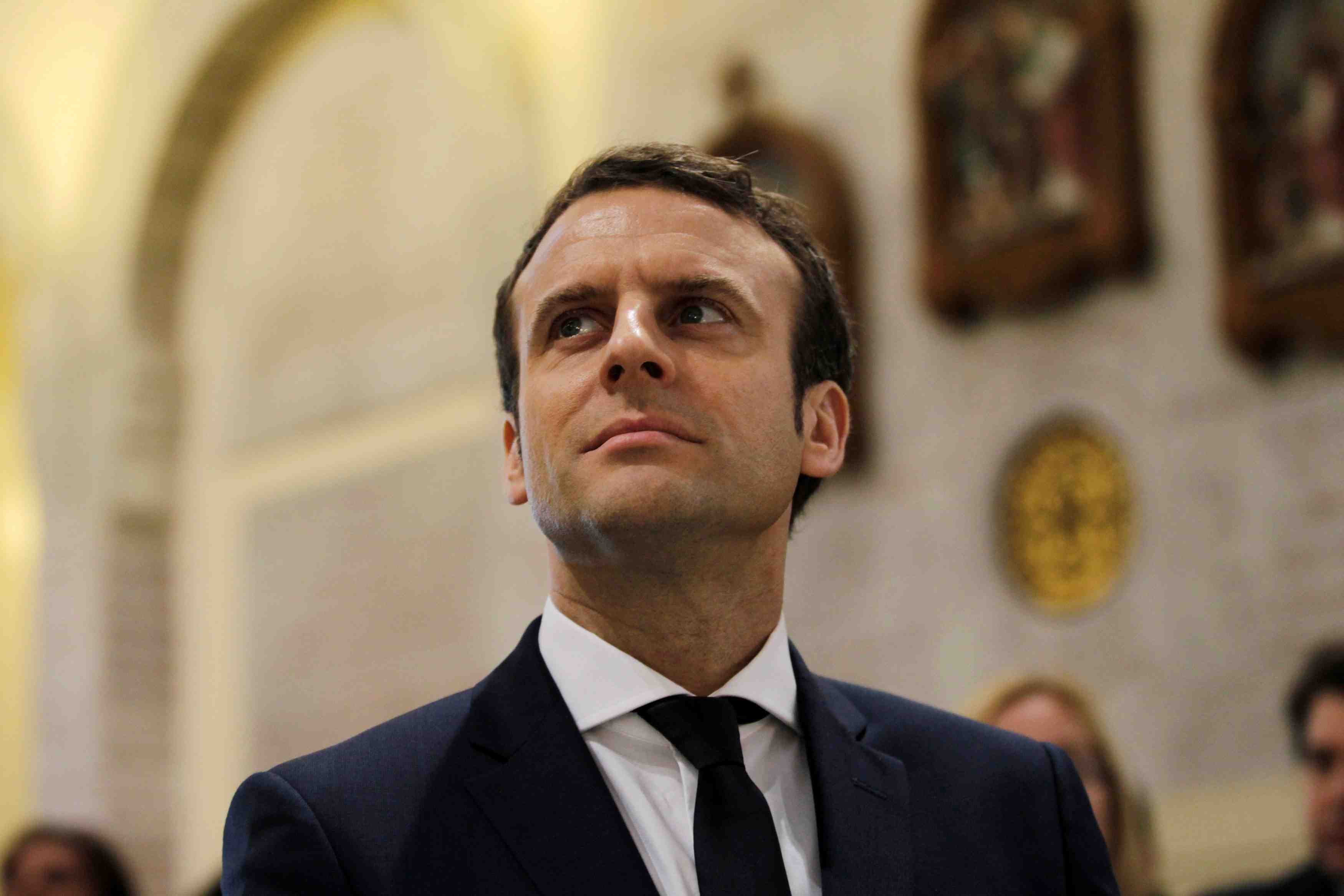 Macron toujours devant fillon au premier tour, selon un sondage