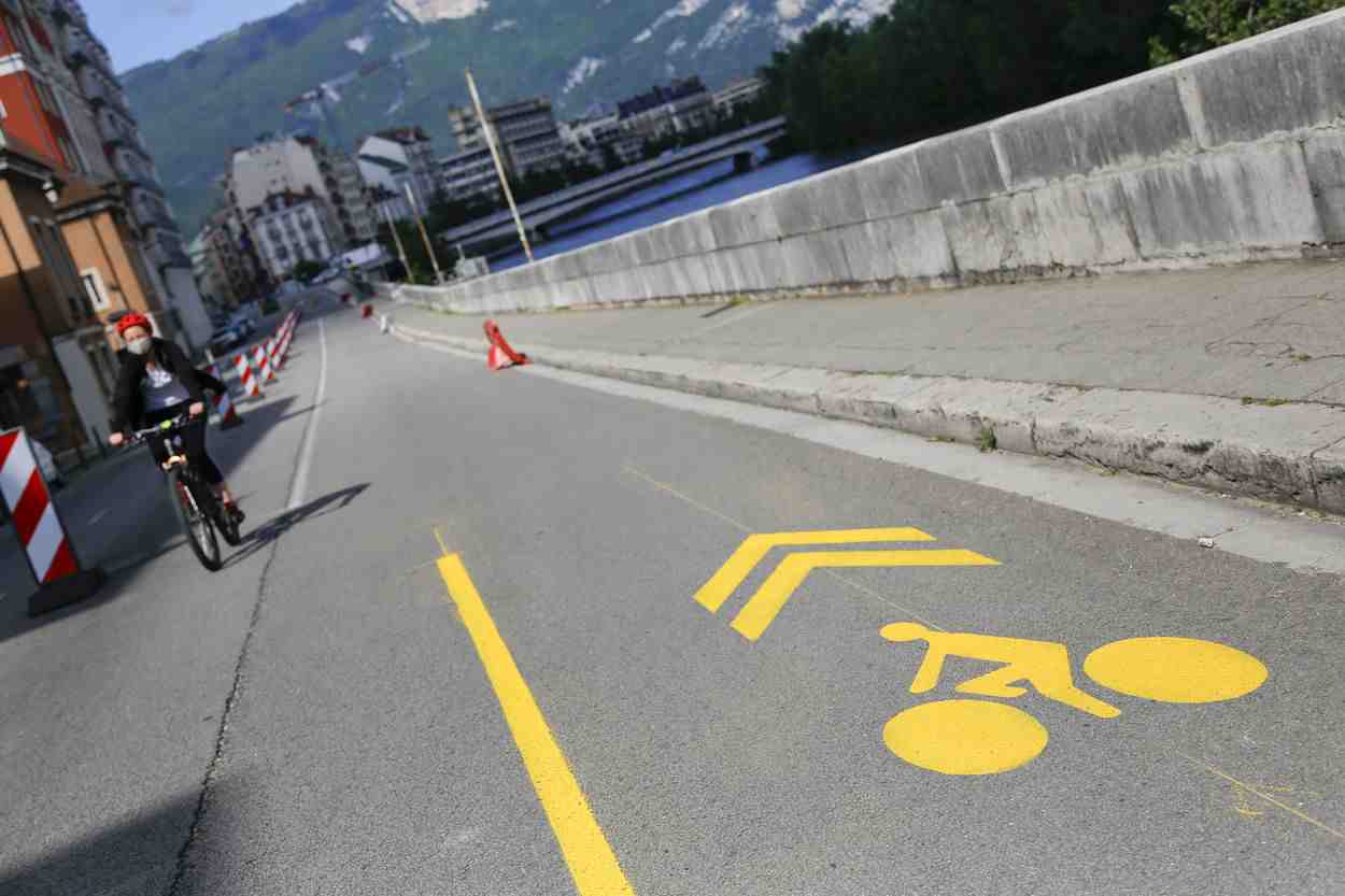A Grenoble, un nouveau plan vélo prévoit l'ajout de 18 km de pistes cyclables transitoires d'ici cet été sur des axes principaux.
