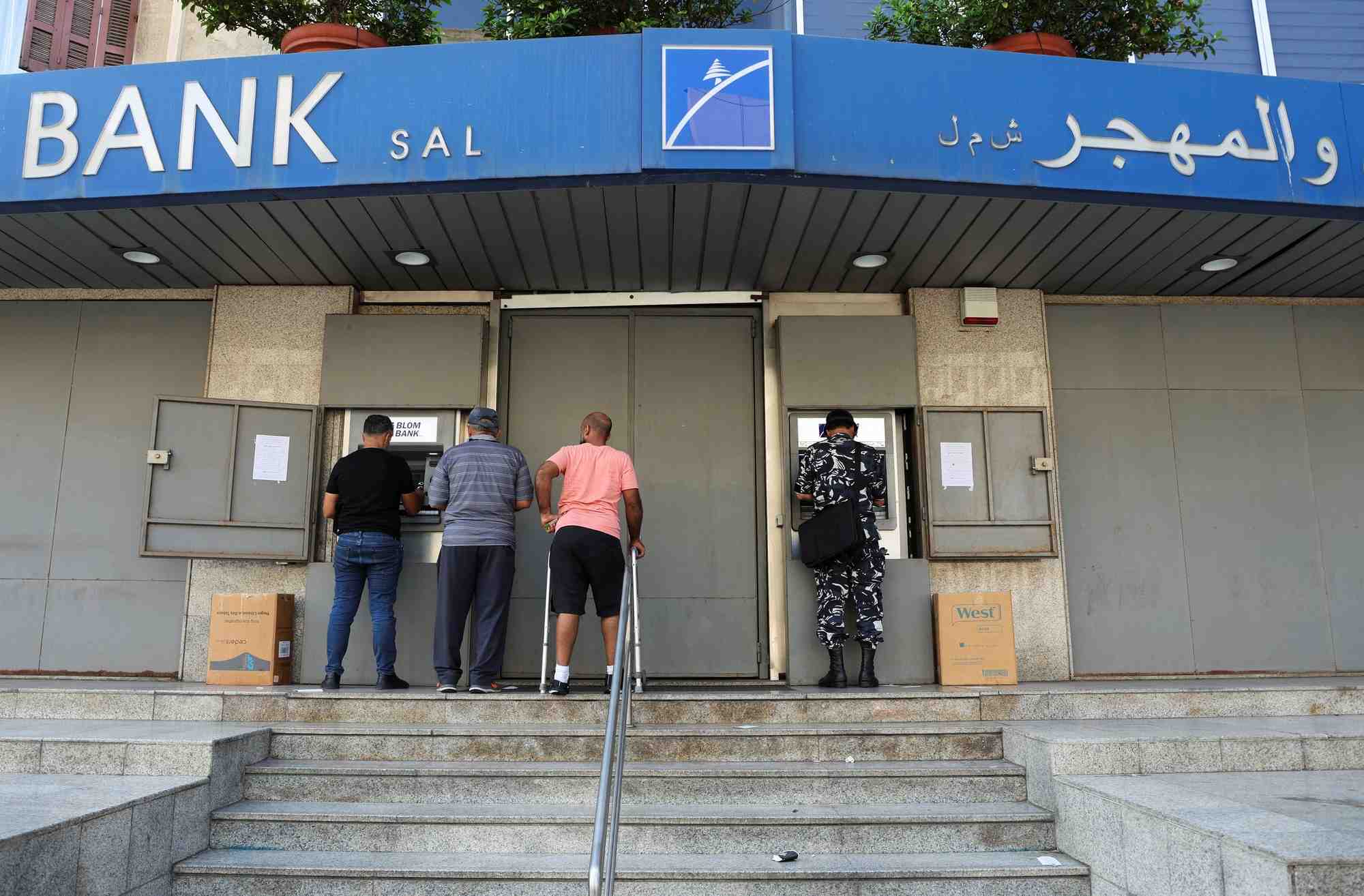 Les gens utilisent des distributeurs automatiques de billets a beirut