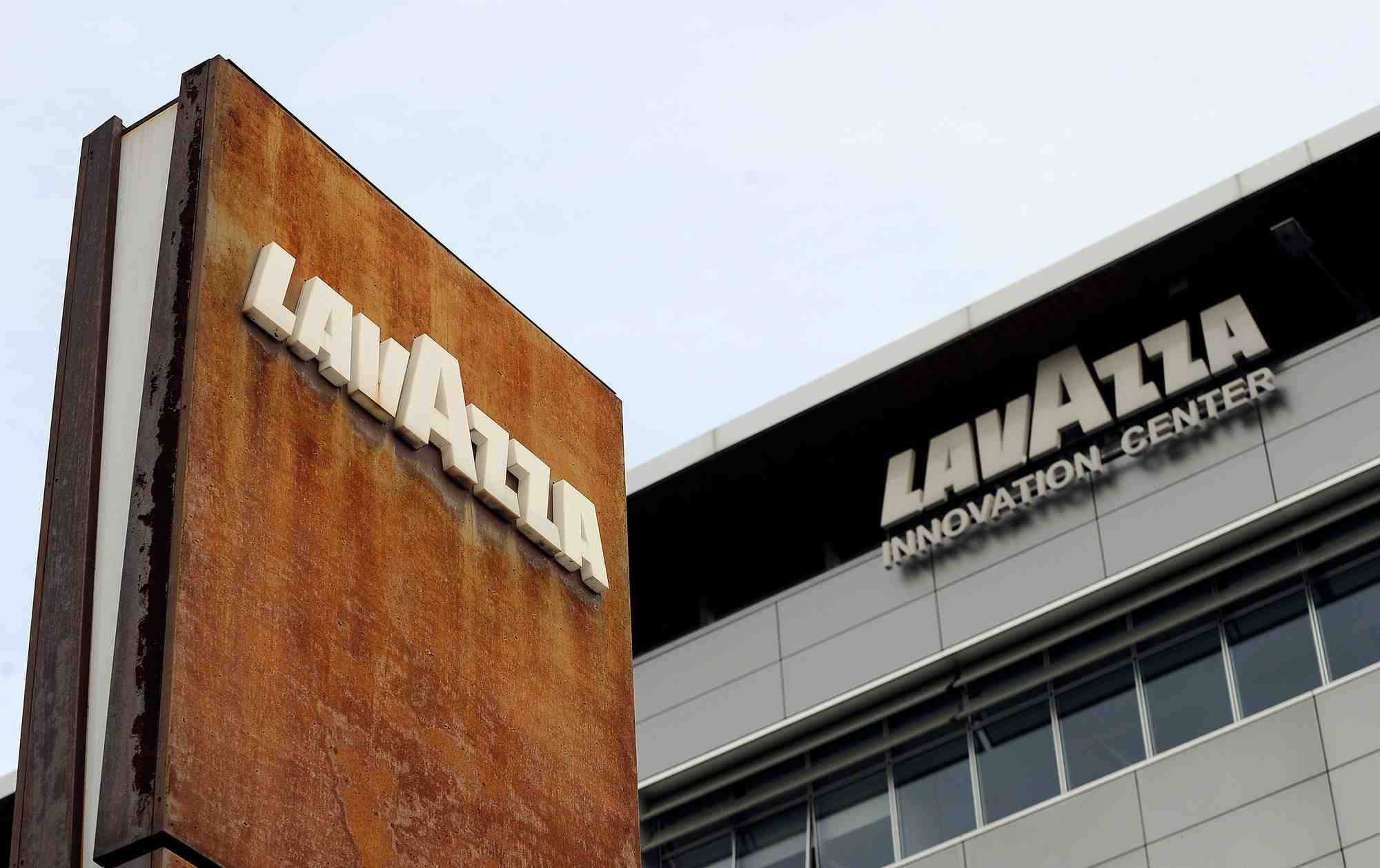 Le logo de lavazza devant l'entree principale du siege social