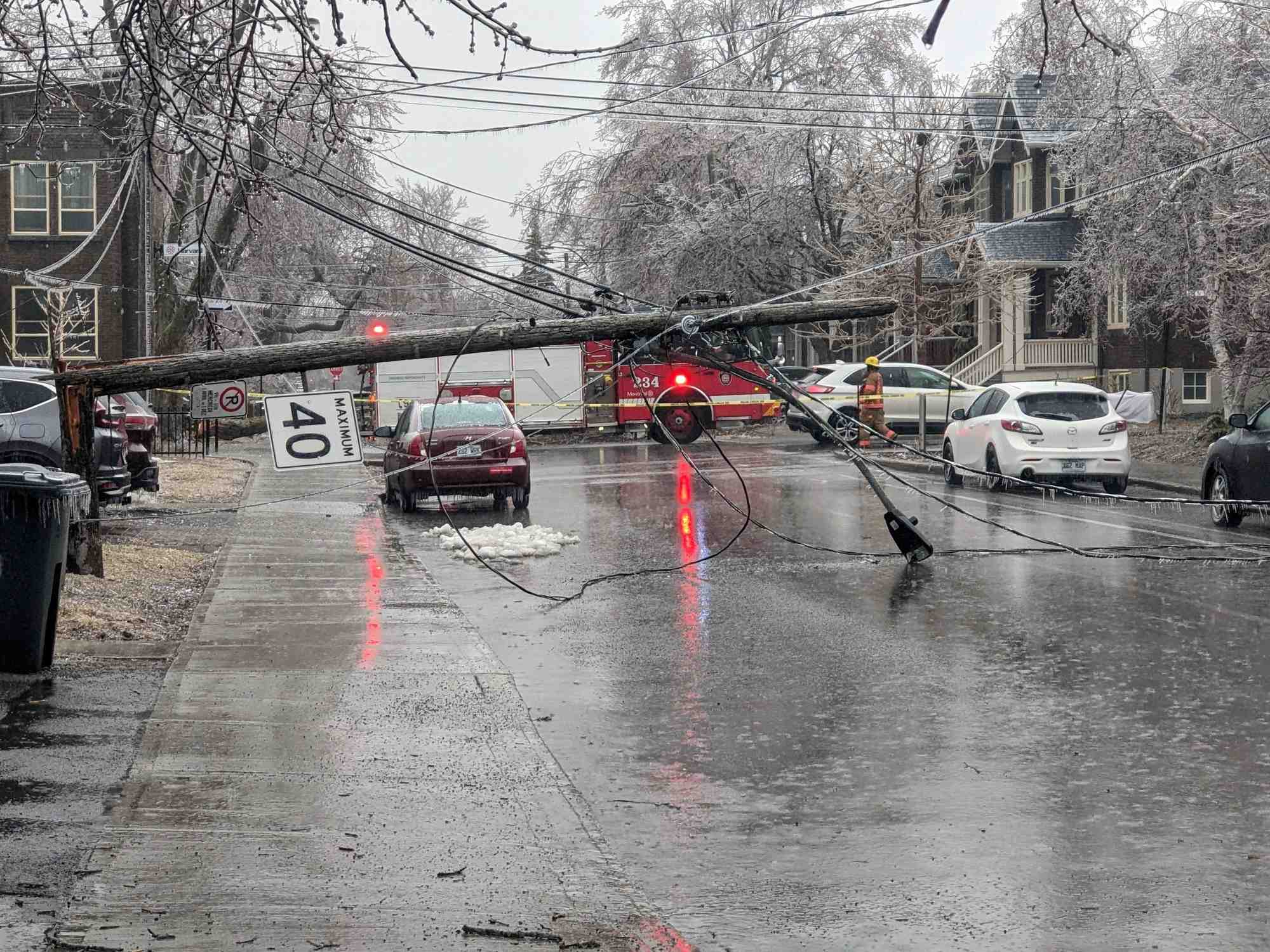 Photo de la tempete d'une tempete de glace qui a laisse des milliers de personnes sans electricite au quebec