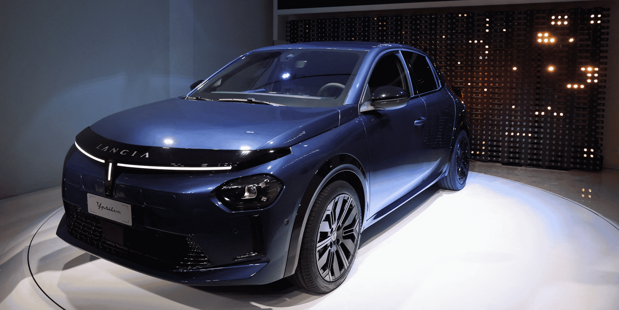 L'Ypsilon sera disponible en version hybride à partir de 24.500 euros et en électrique à partir de 34.800 euros, hors bonus écologique.