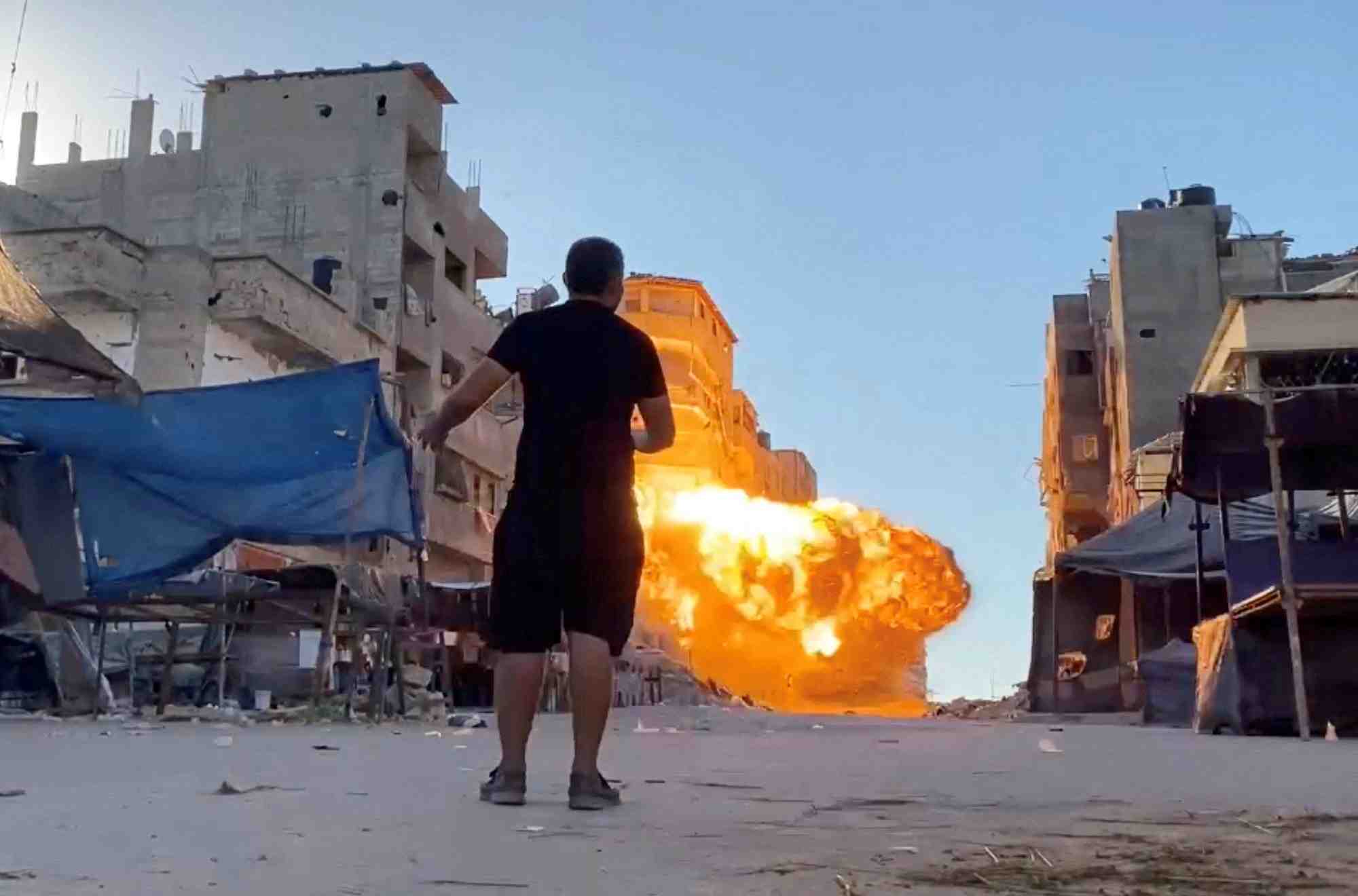 Des flammes s'elevent sur un immeuble residentiel a gaza