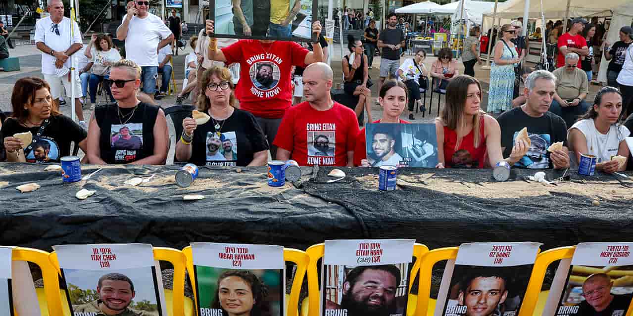 Le 9 août, plusieurs familles se sont réunies devant le musée des Arts à Tel-Aviv afin d'interpeller les autorités sur la situation des otages.