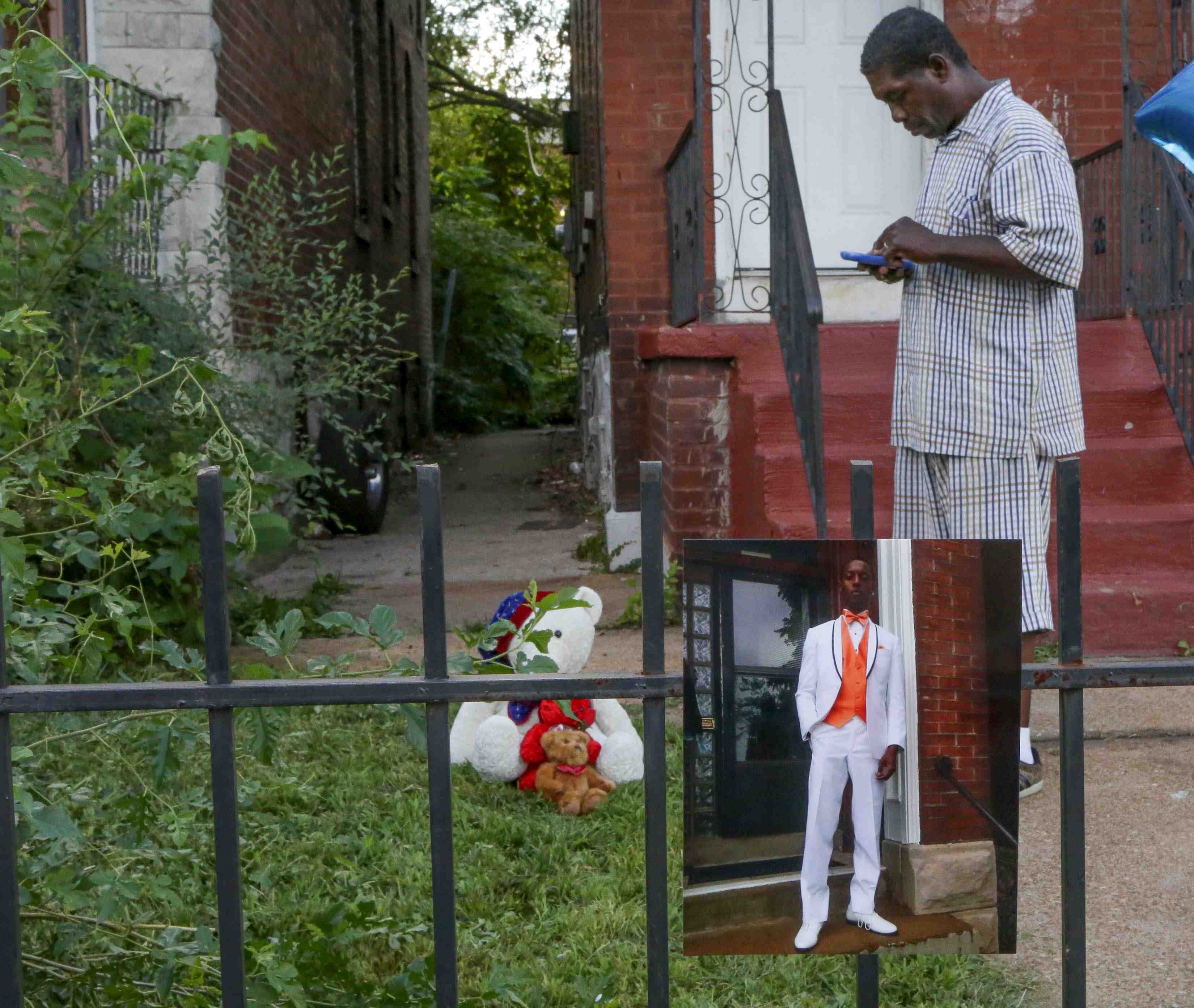 Le jeune noir tue par des policiers a st. louis touche dans le dos