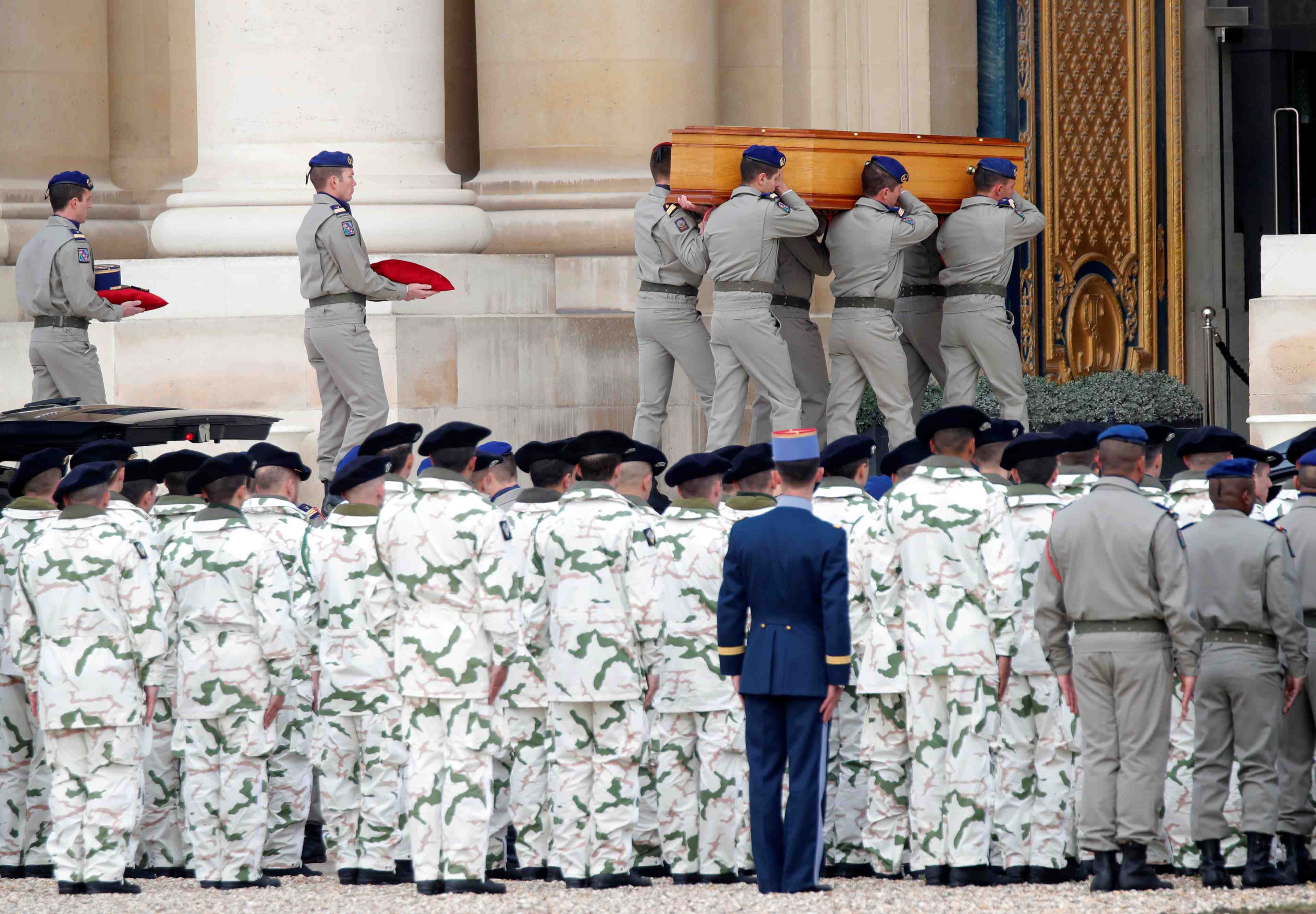 La france rend un dernier hommage a ses soldats morts au mali