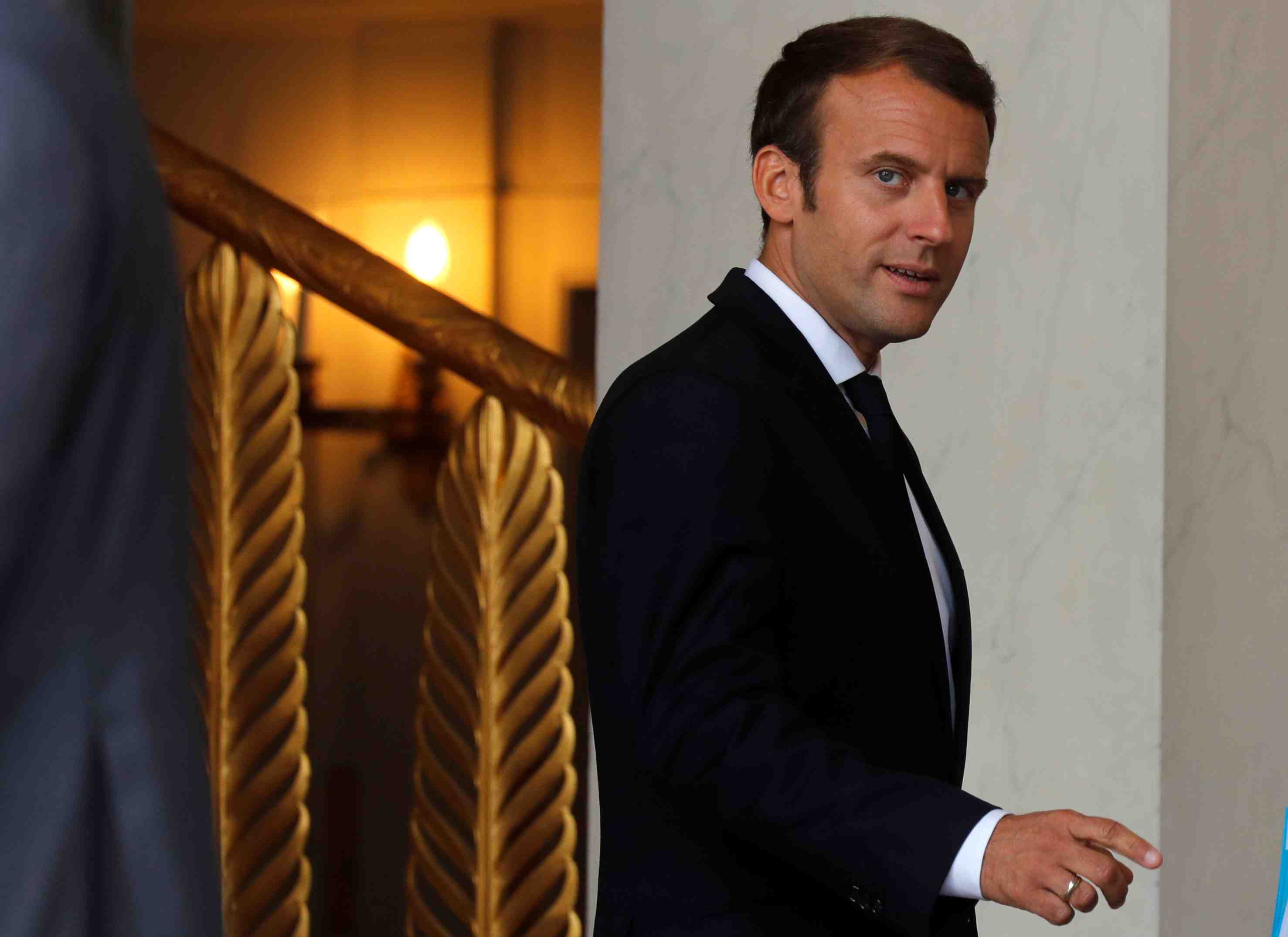 Macron debute un "tour de france" aux allures de campagne electorale