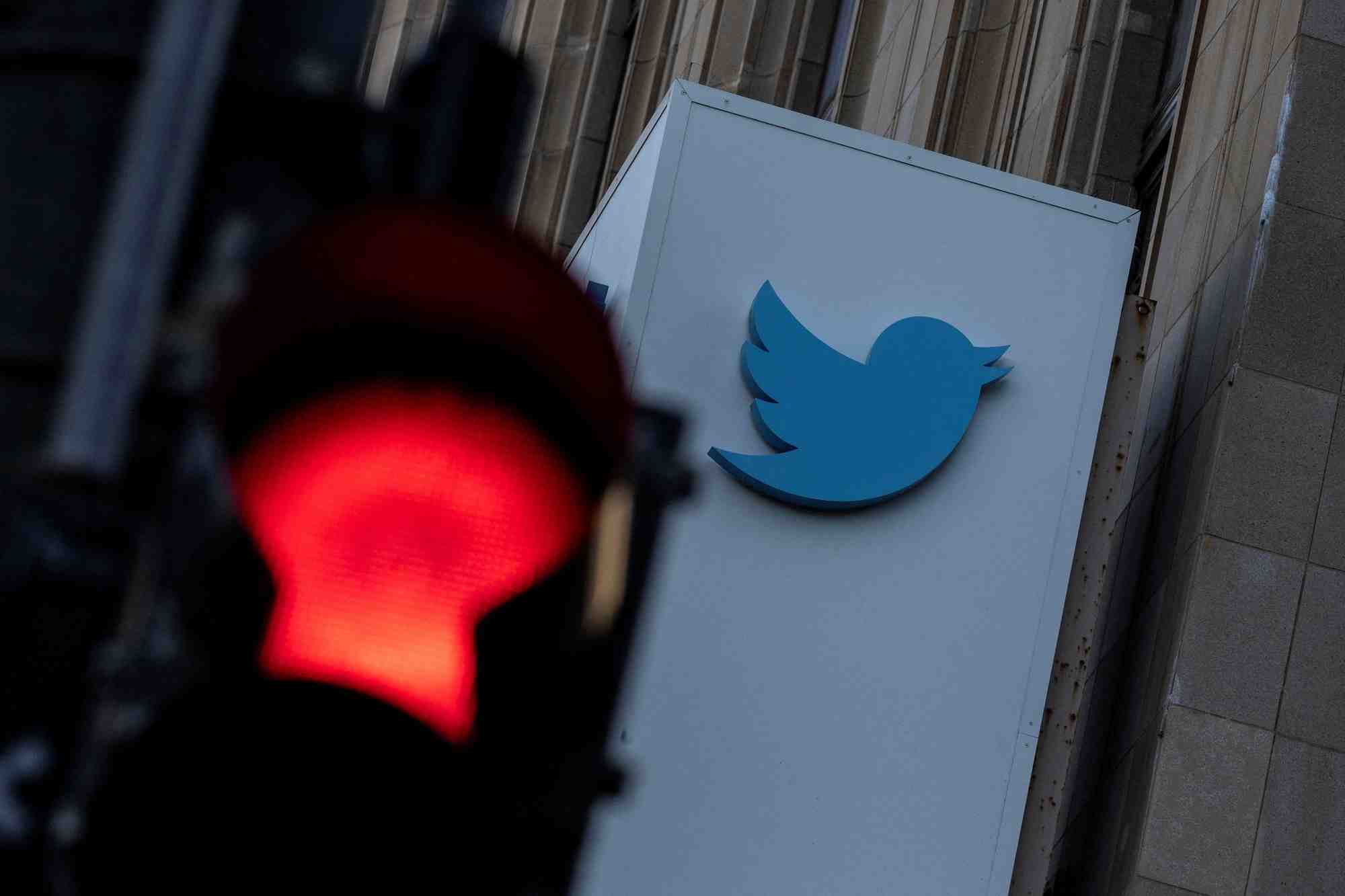 Photo du logo de twitter au siege de l'entreprise a san francisco