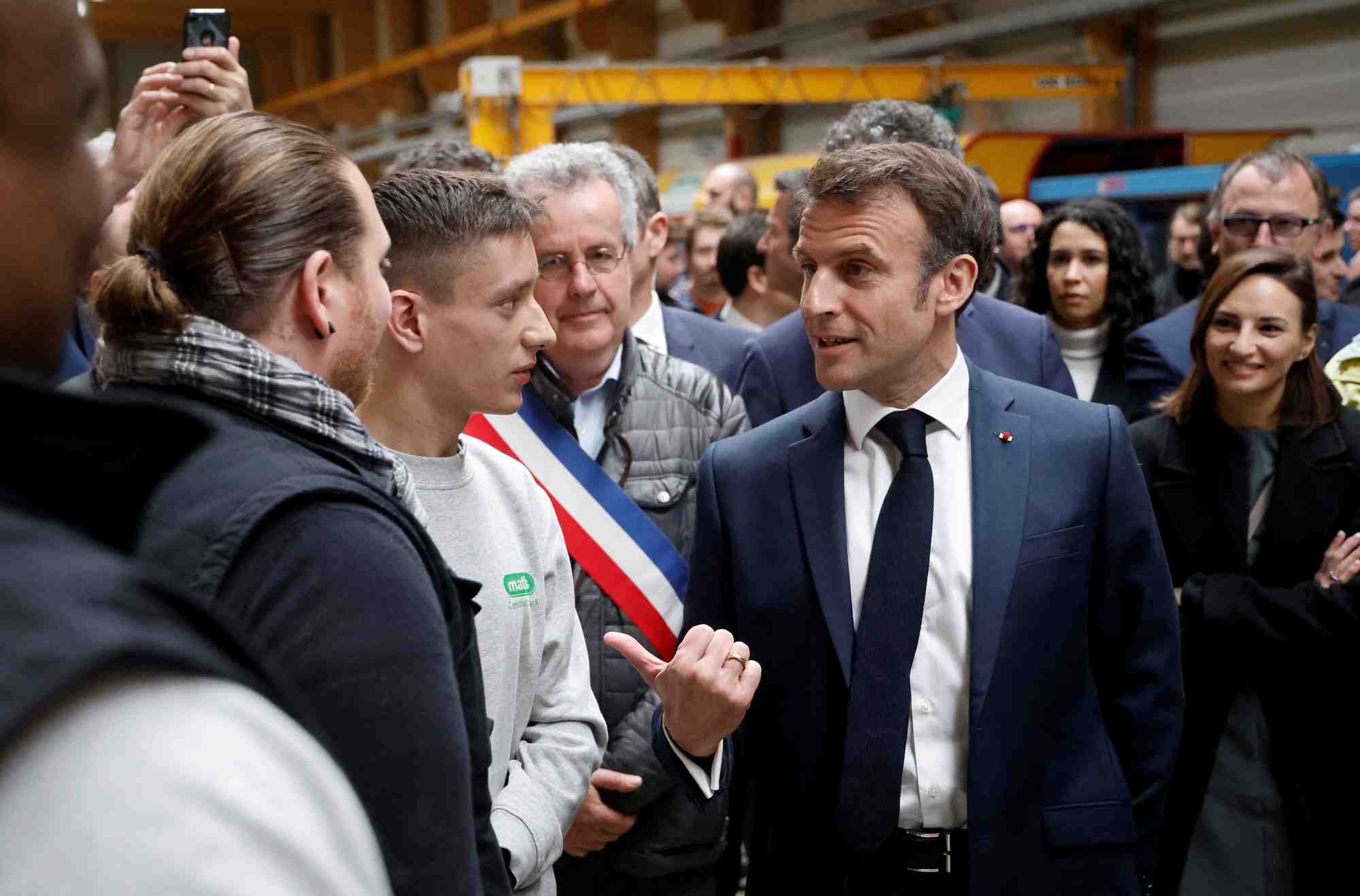 Le president francais emmanuel macron s'entretient avec des employes lors d'une visite a mathis