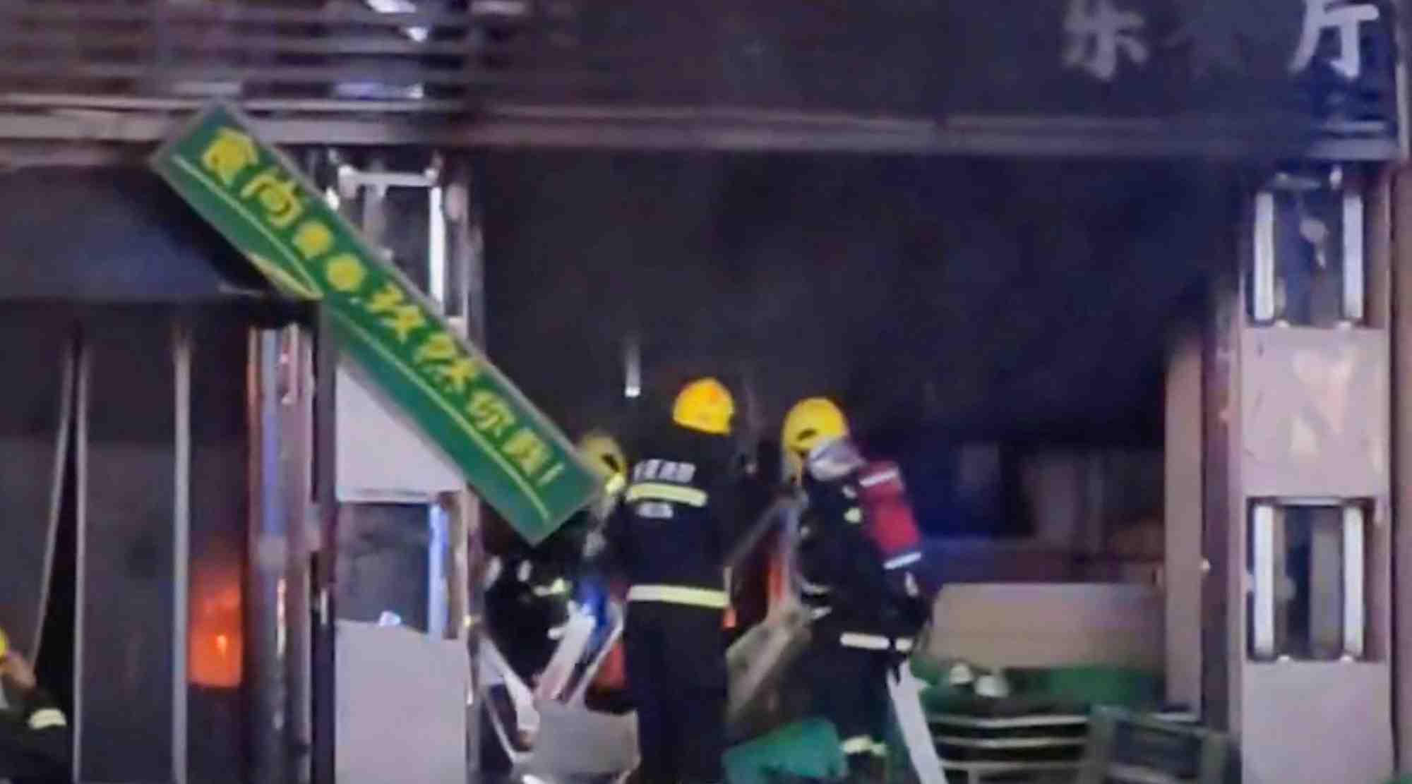 Des pompiers sur les lieux de l'incendie apres une explosion de gaz dans un restaurant de barbecue de yinchuan, ningxia, en chine