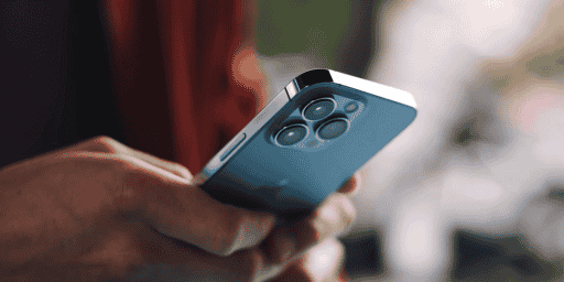 Le smartphone est de plus en plus utilisé pour vérifier l’identité de son propriétaire afin d'accéder à certains sites Web, payer sur des sites d'e-commerce, accéder à des bâtiments, ou encore déverrouiller une voiture.