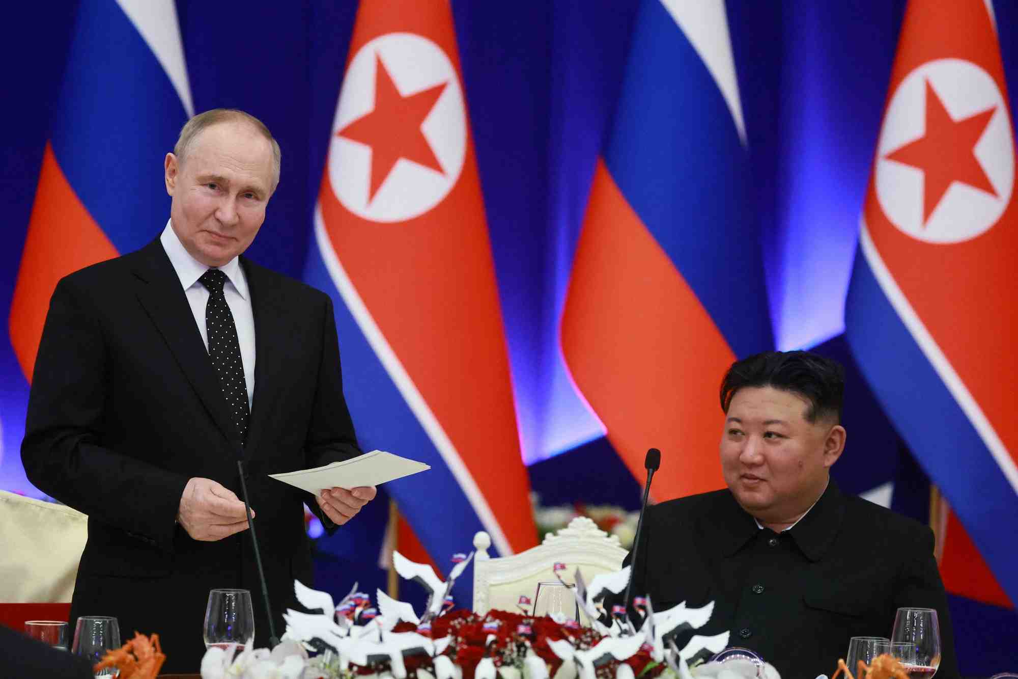 Vladimir poutine et kim jong un assistent a une reception d'etat a pyongyang