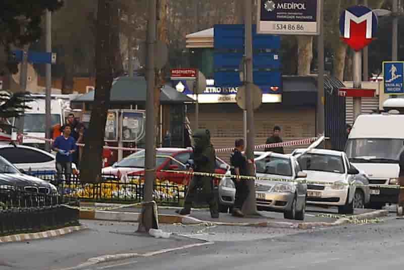 Un mort dans une fusillade devant le quartier general de la police a istanbul