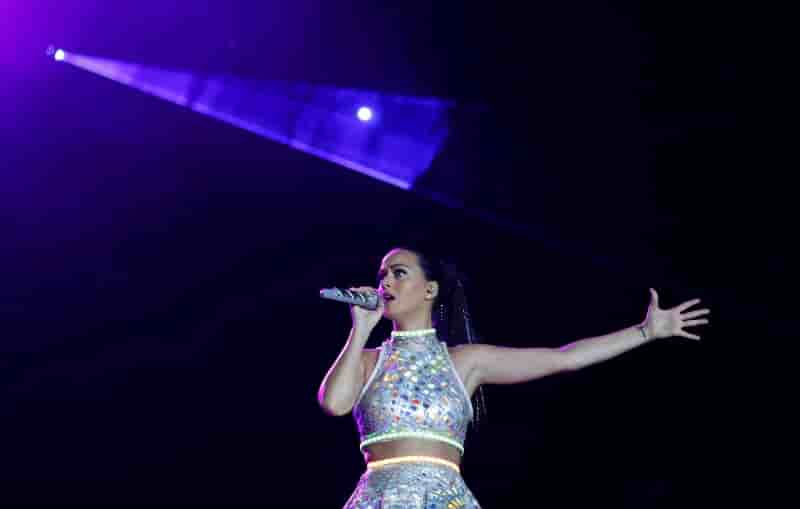 Katy perry en tete du classement annuel forbes des chanteuses les mieux payees