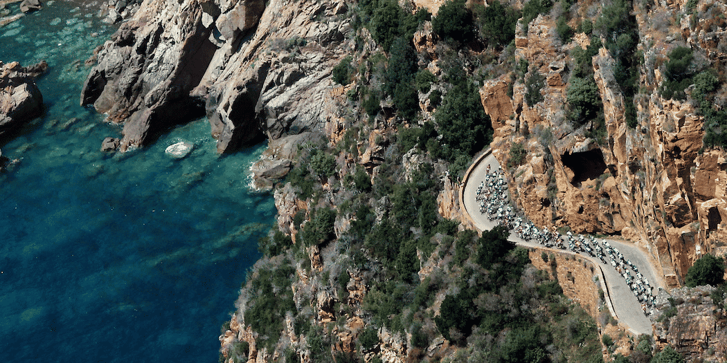 Vue d'une route menant à Calvi.