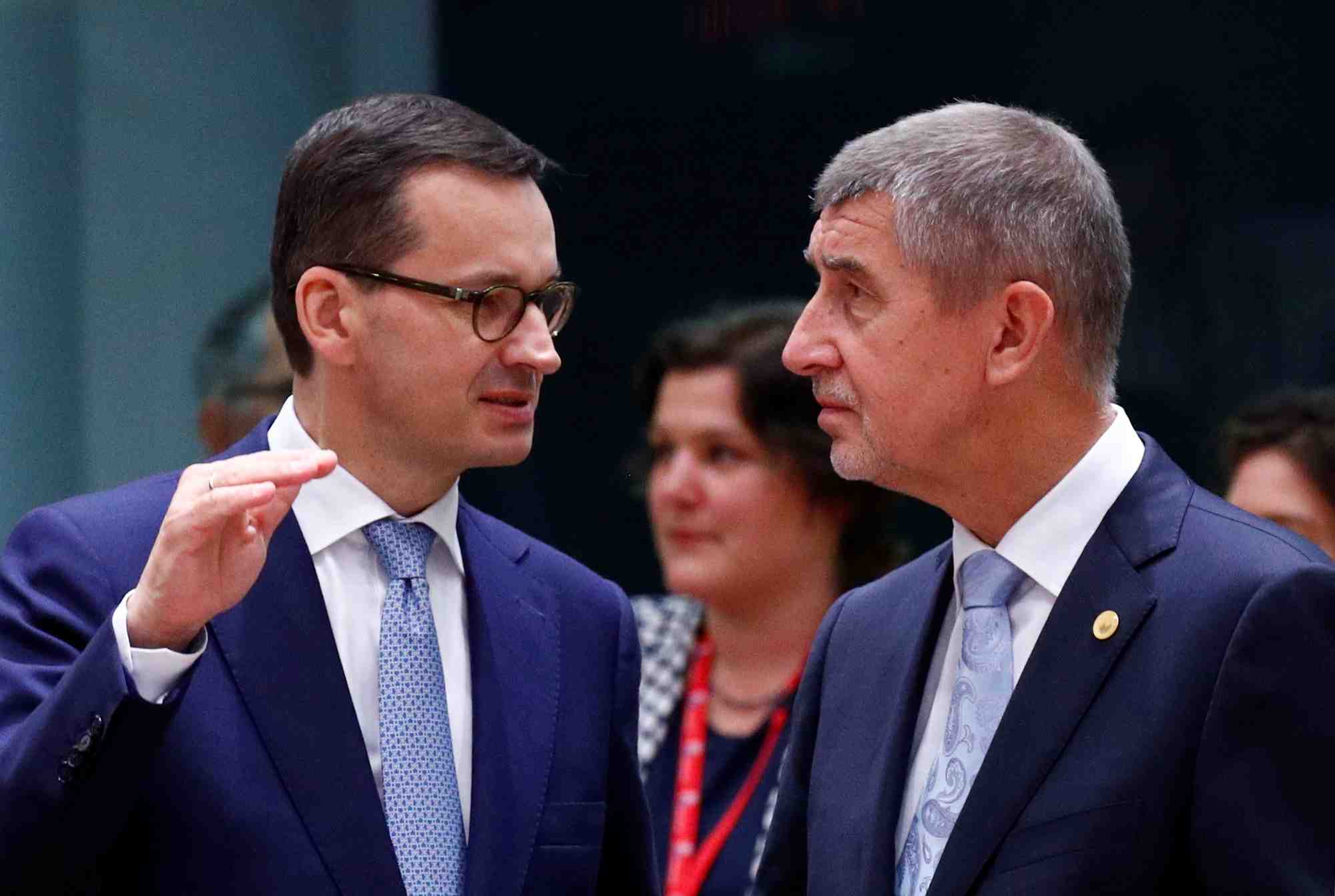 Le Premier ministre polonais à gauche, Mateusz Morawiecki avec le Premier ministre tchèque à droite, Andrej Babis, lors du sommet des dirigeants de l'Union européenne à Bruxelles le 28 juin 2018.