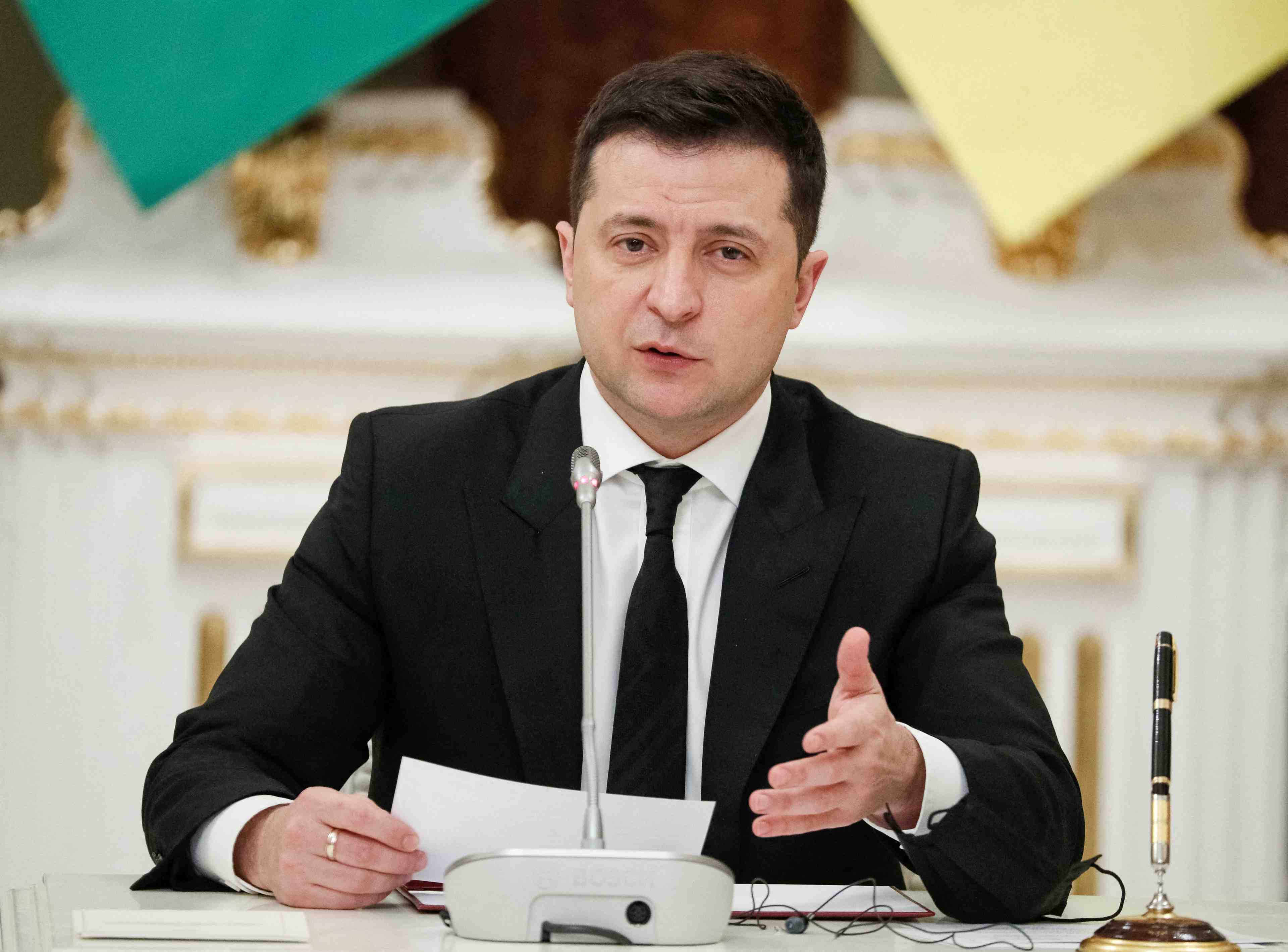 Zelenski propose une reunion avec biden et poutine, annonce kiev
