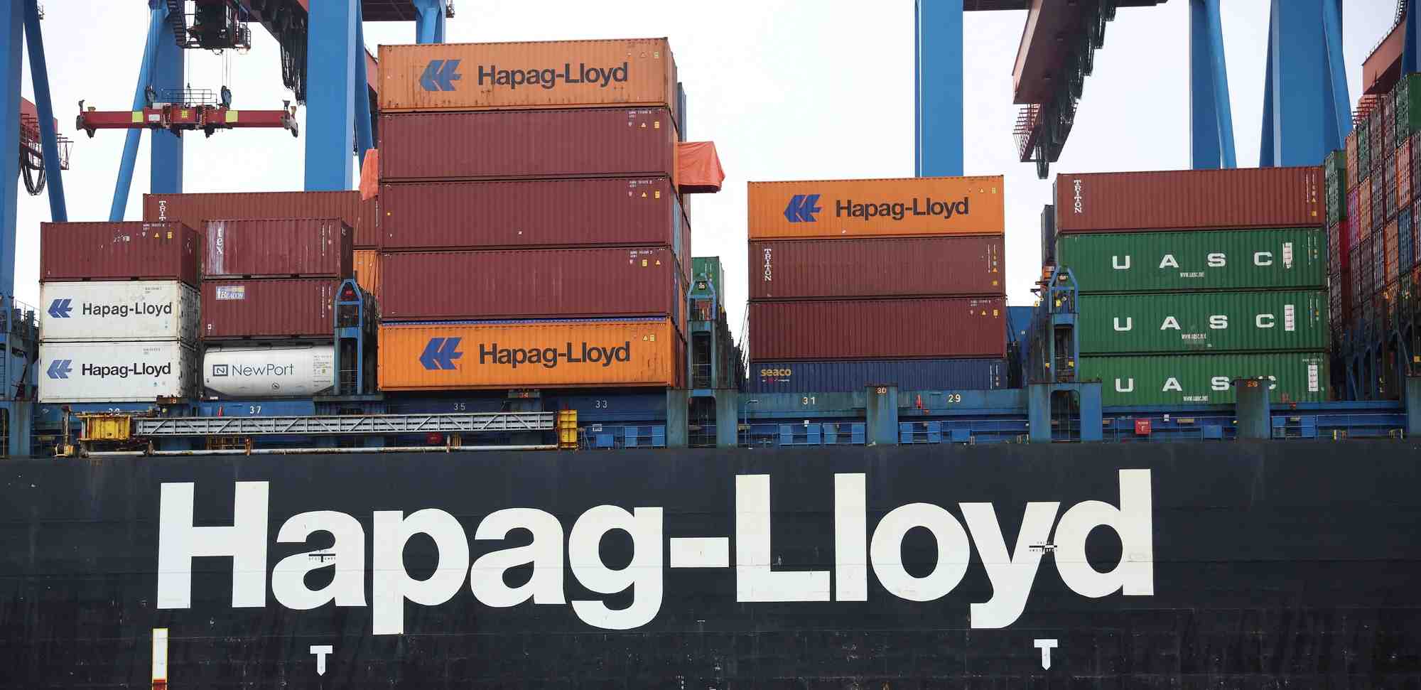 Le porte-conteneurs chacabuco de hapag-lloyd au terminal hhla altenwerder, sur l'elbe a hambourg