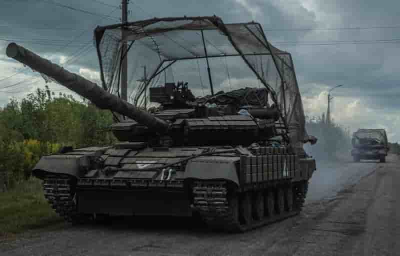 Des militaires ukrainiens montent des chars pres de la frontiere russe dans la region de soumy