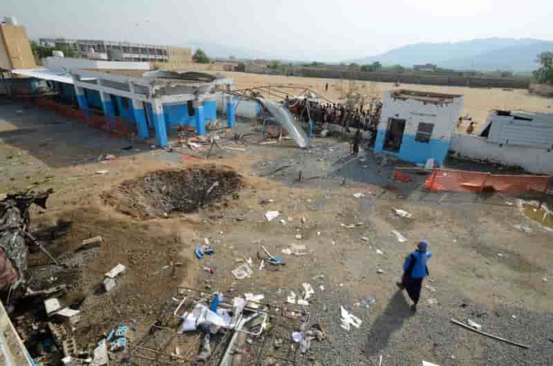 Enquete apres le bombardement d'une ecole et d'un hopital au yemen