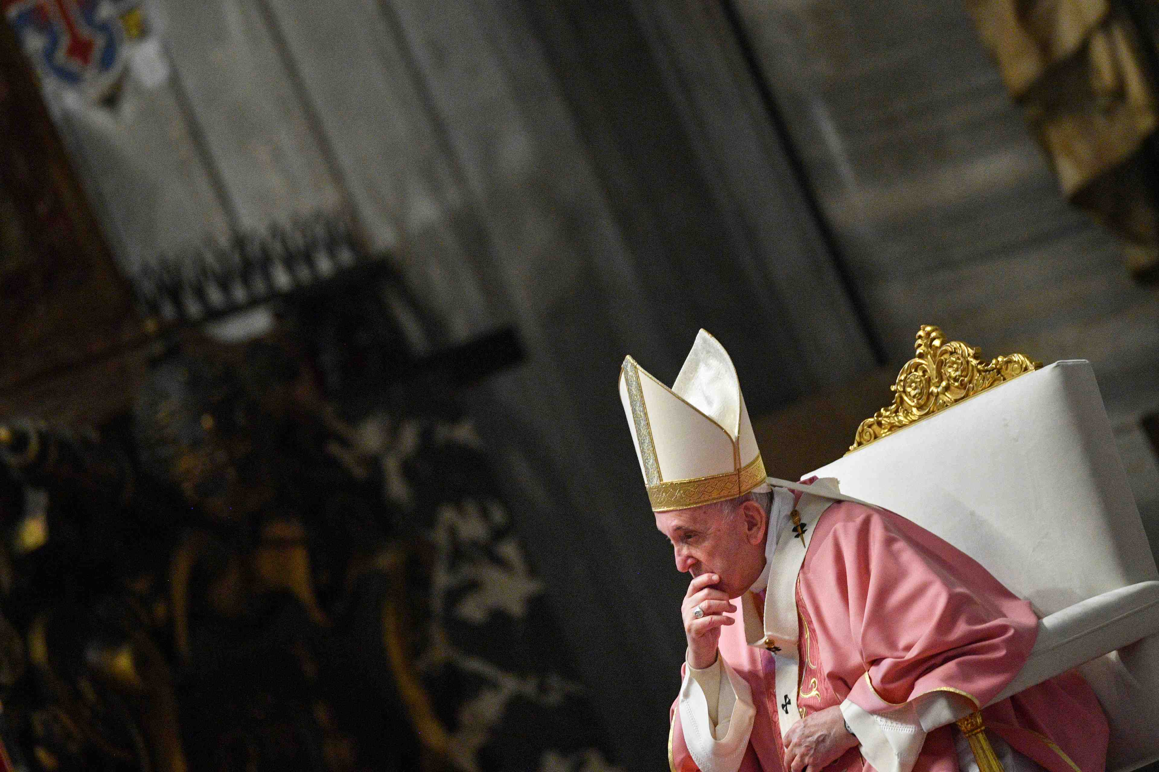 Le pape francois reduit les salaires des cardinaux pour sauver des emplois au vatican