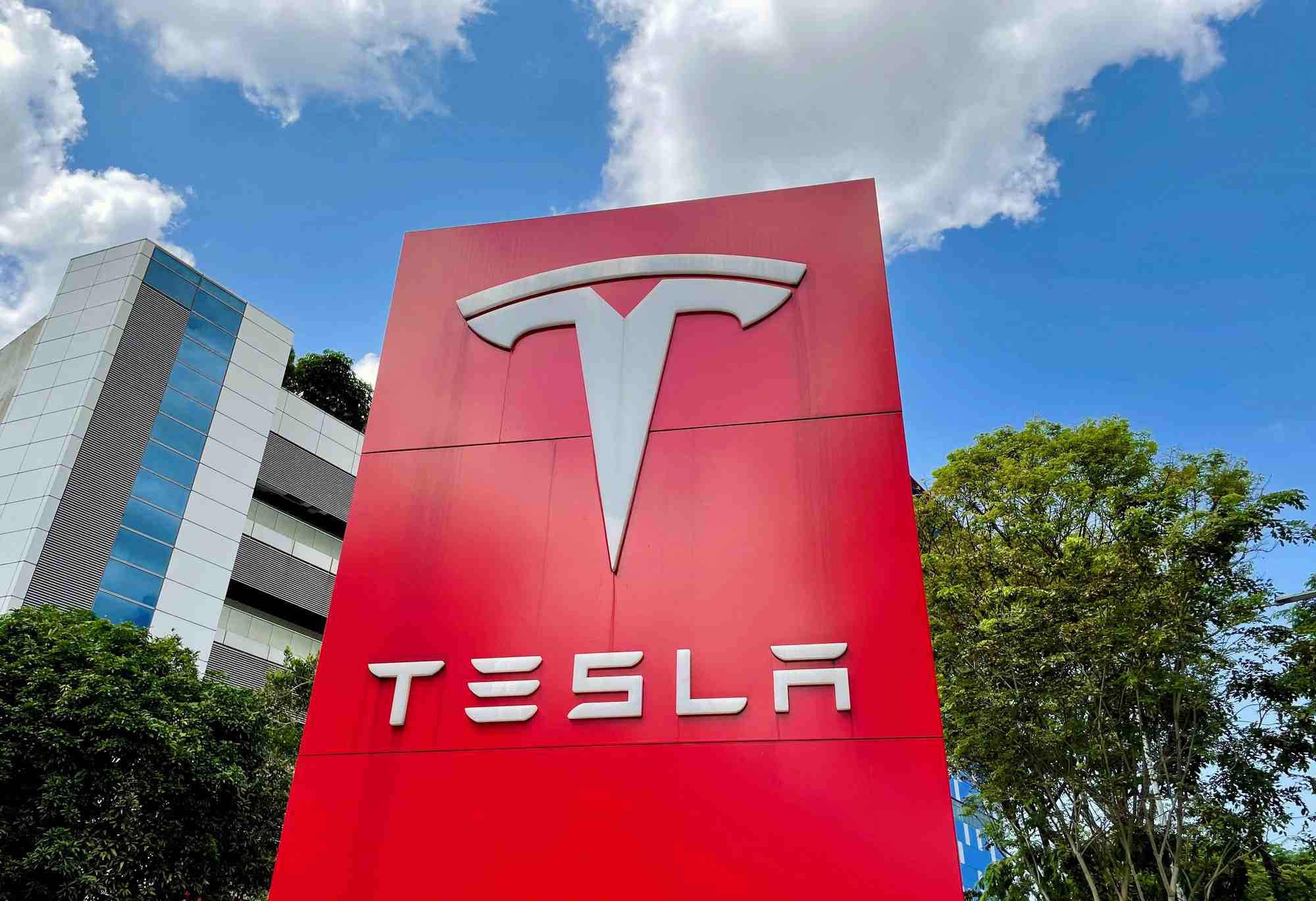 Une vue du centre de service tesla a singapour