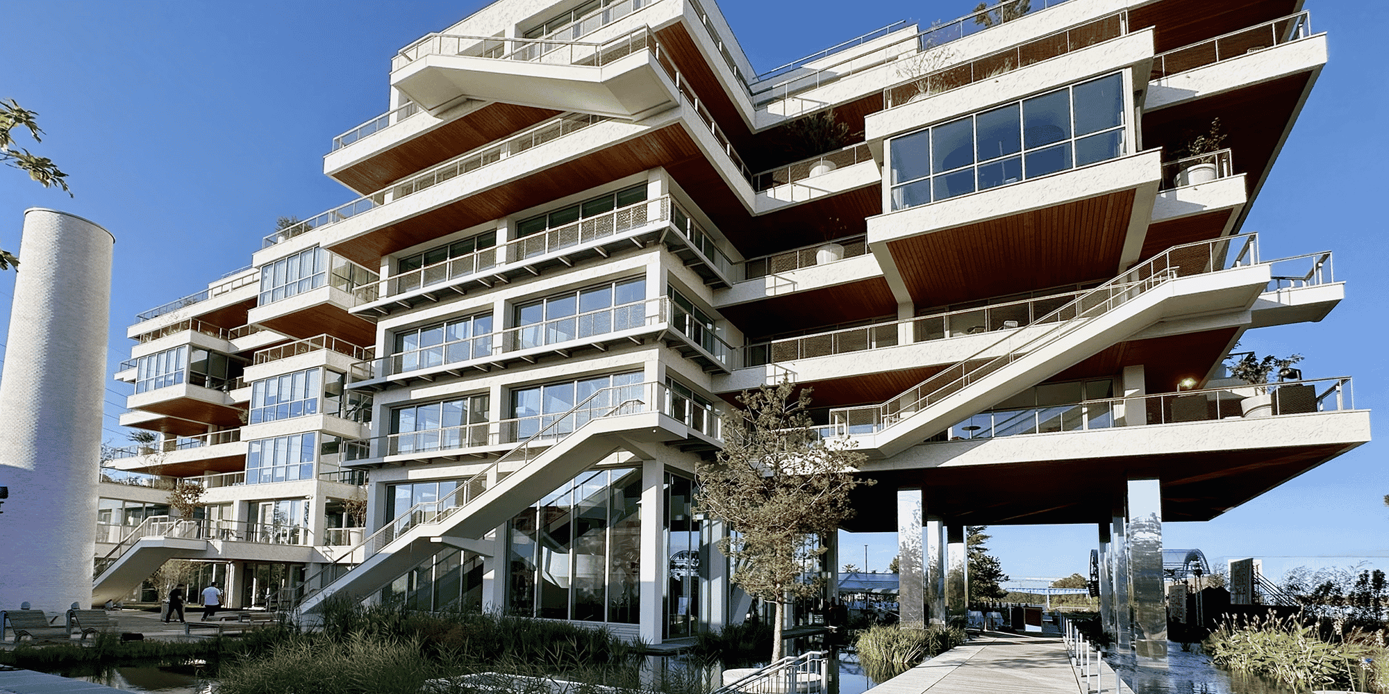 Des solutions inédites pour l'étanchéité et la filtration des eaux usées ont été installées sur les toitures et les terrasses du siège social de Soprema.