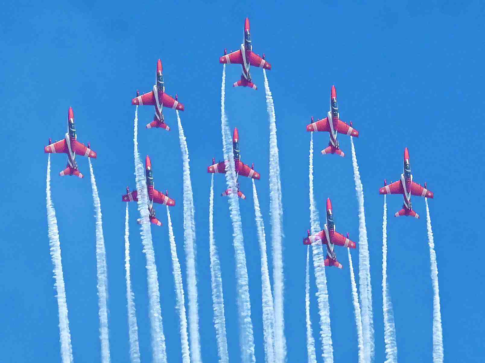 L'équipe de voltige Surya Kiran de l'armée de l'air se produit lors de la dernière répétition avant AeroIndia 2025, à Bengalore.
