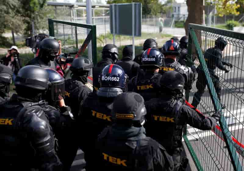 La police hongroise tire des gaz lacrymogenes contre des migrants