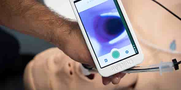 Vital Technics a mis au point un laryngoscope équipé d'une caméra pour faciliter le geste d'intubation du patient.