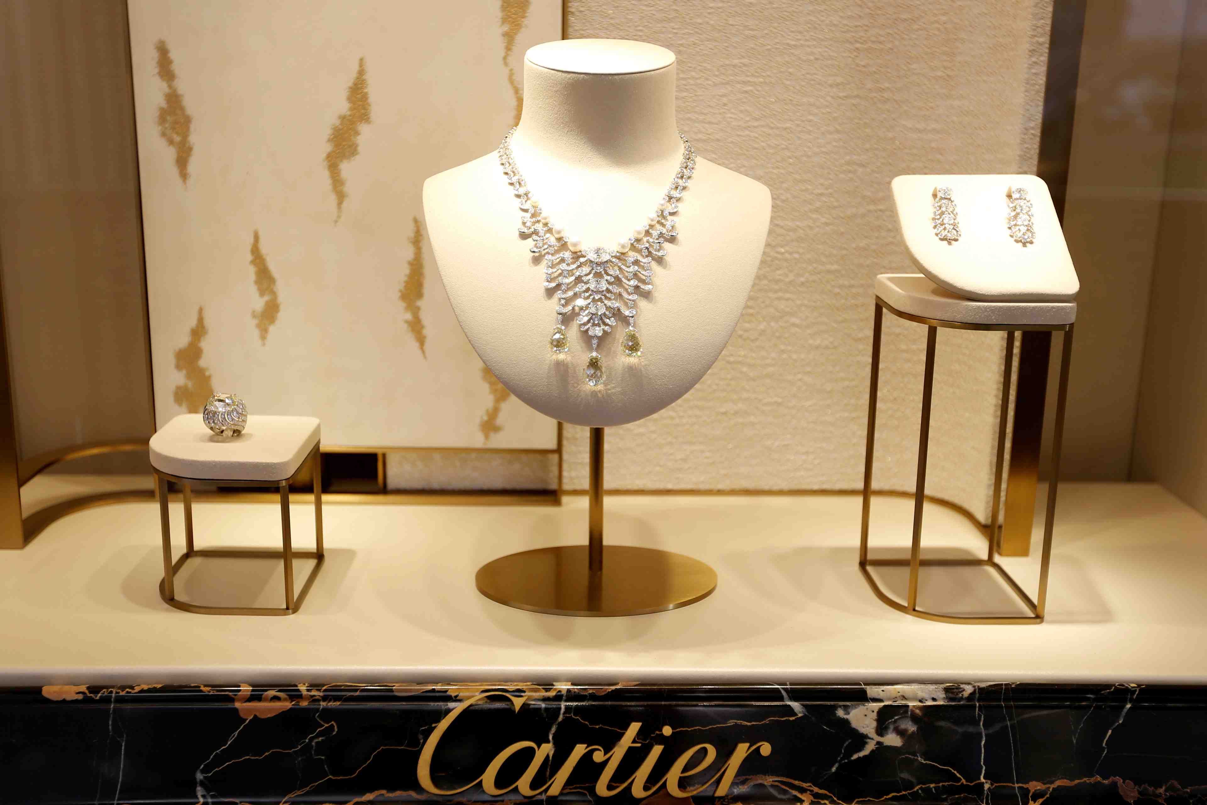 Richemont: des ventes en legere hausse au 3e trimestre, tirees par cartier et l'asie