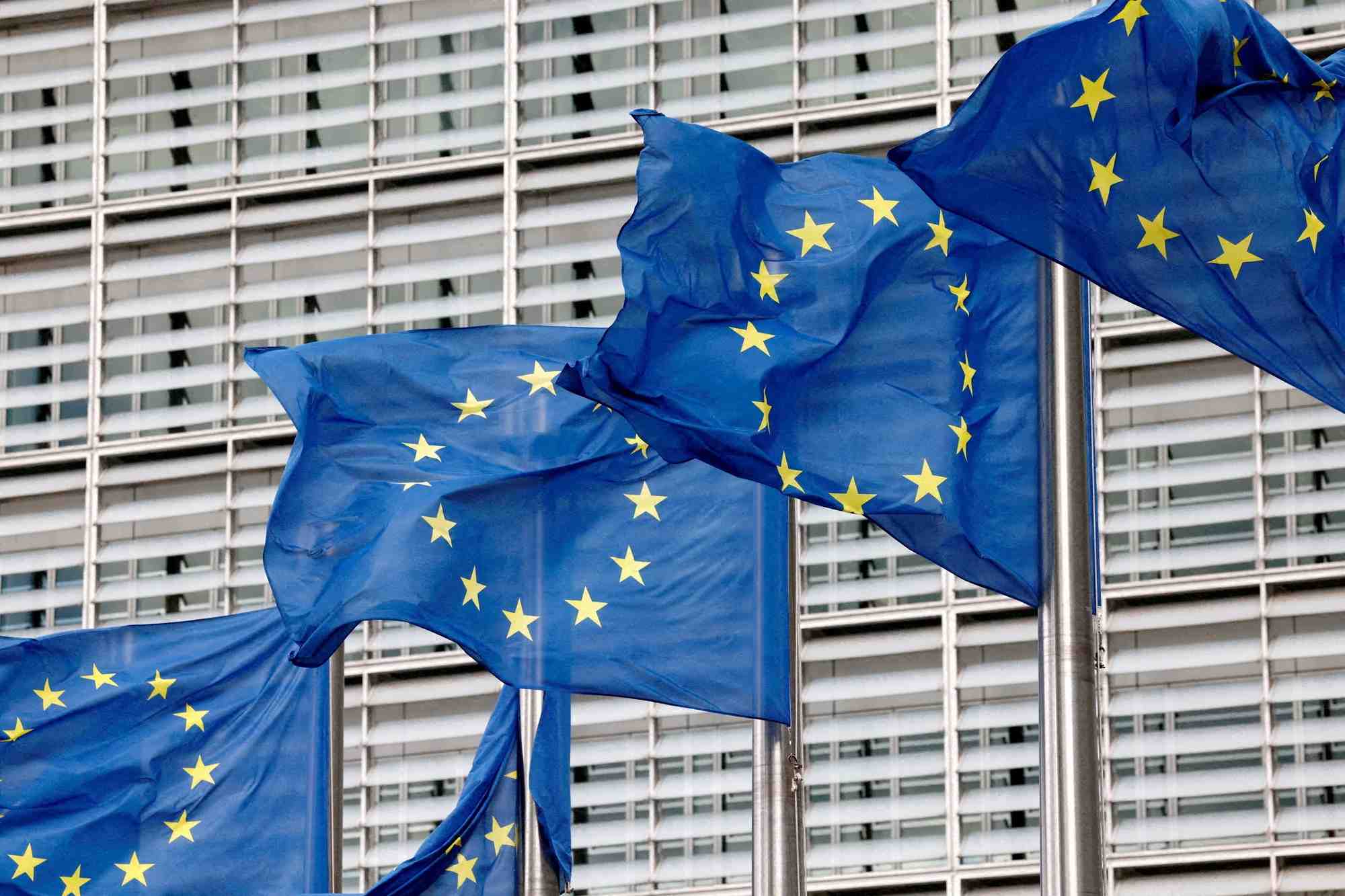 Les drapeaux de l'union europeenne flottent devant le siege de la commission europeenne a bruxelles, en belgique