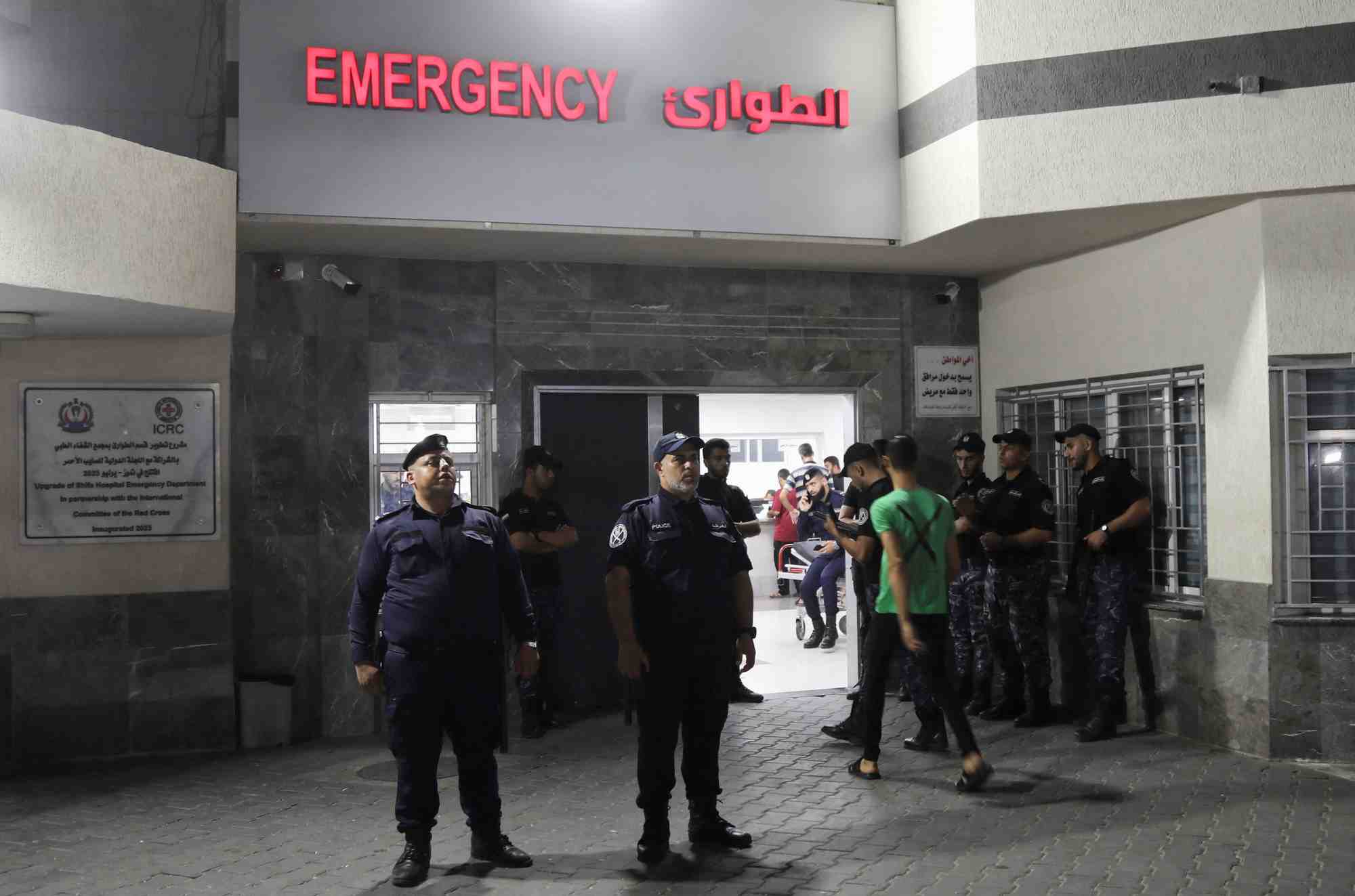 Des policiers palestiniens montent la garde devant le service des urgences de l'hopital shifa