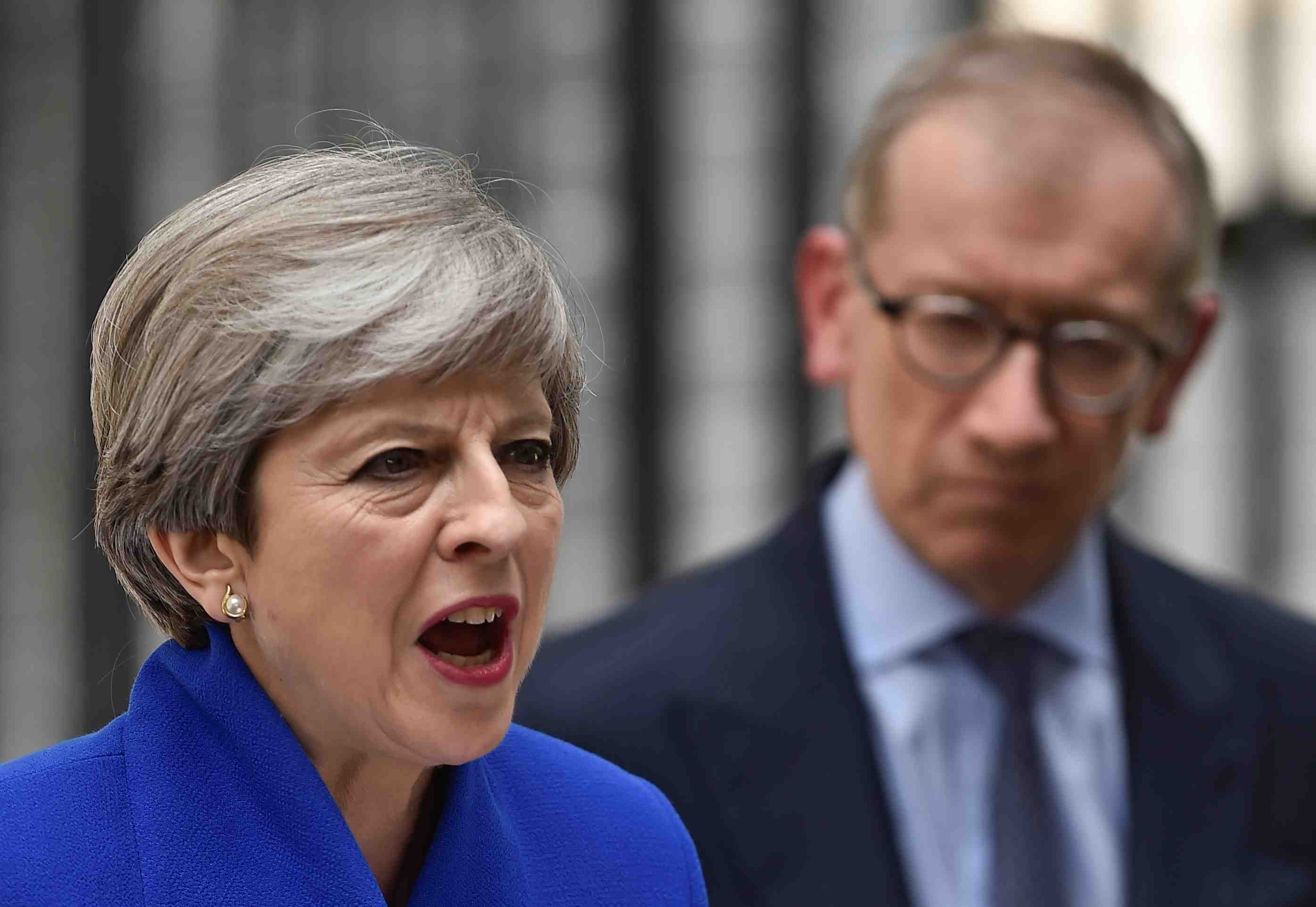 Theresa may en lutte pour survivre apres le desaveu des urnes