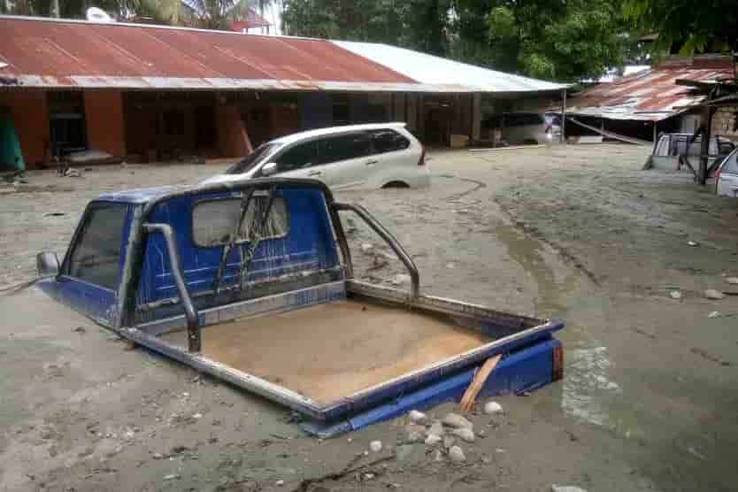Inondations et glissements de terrain font 50 morts en indonesie