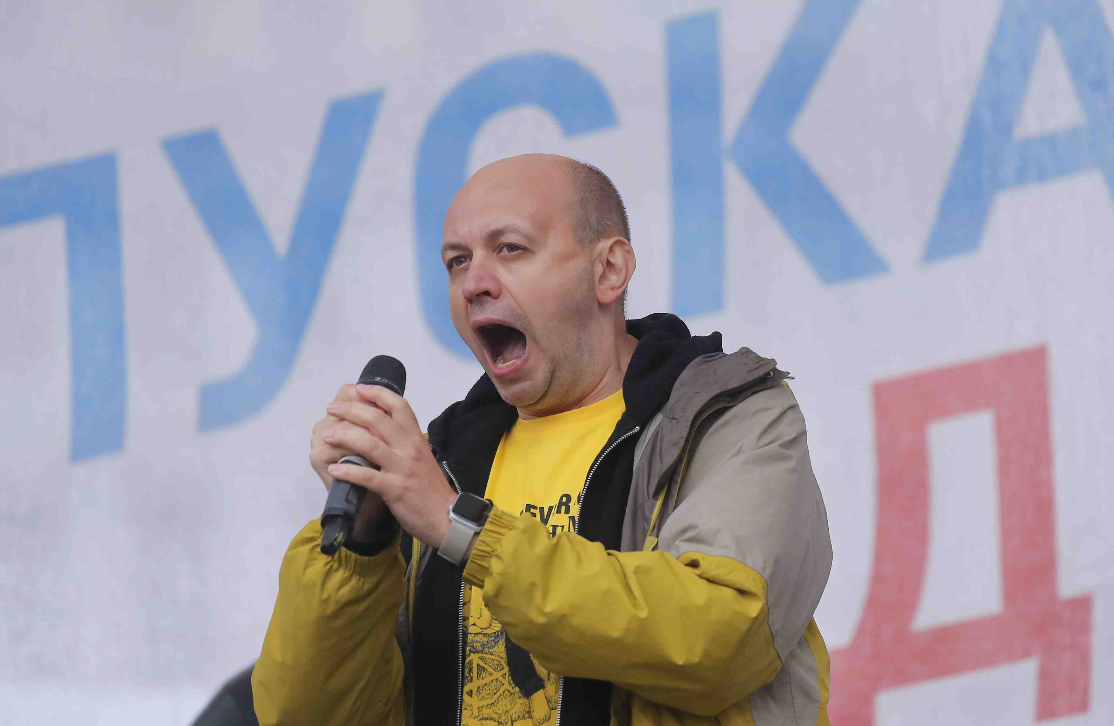 Le journaliste russe serguei smirnov condamne a 25 jours de prison