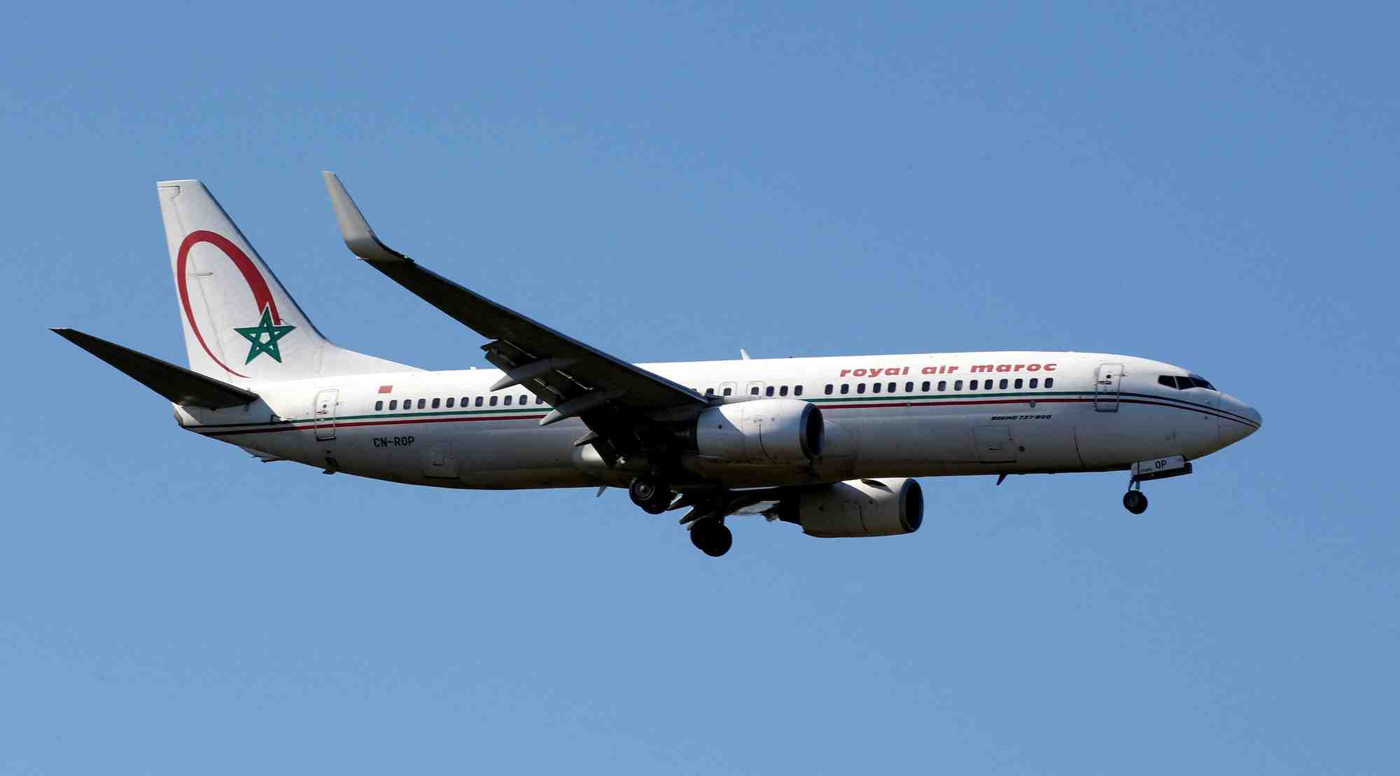 Le boeing 737 de cn-rop royal air maroc effectue son approche finale pour l'atterrissage a l'aeroport de toulouse-blagnac