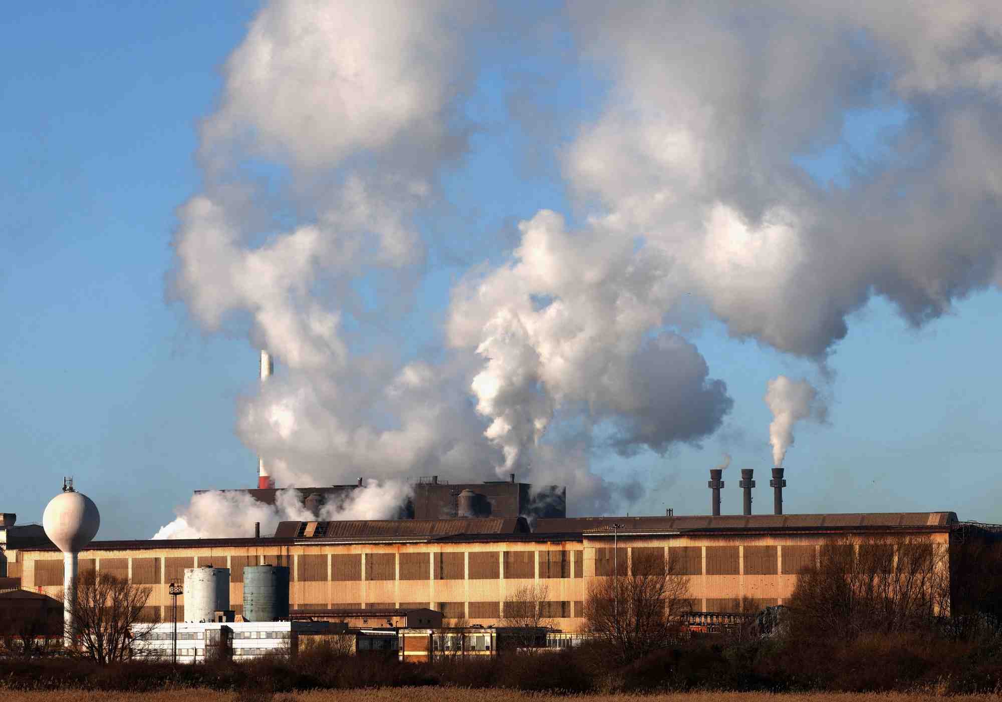 La fumee monte des cheminees d'une usine du port de dunkerque