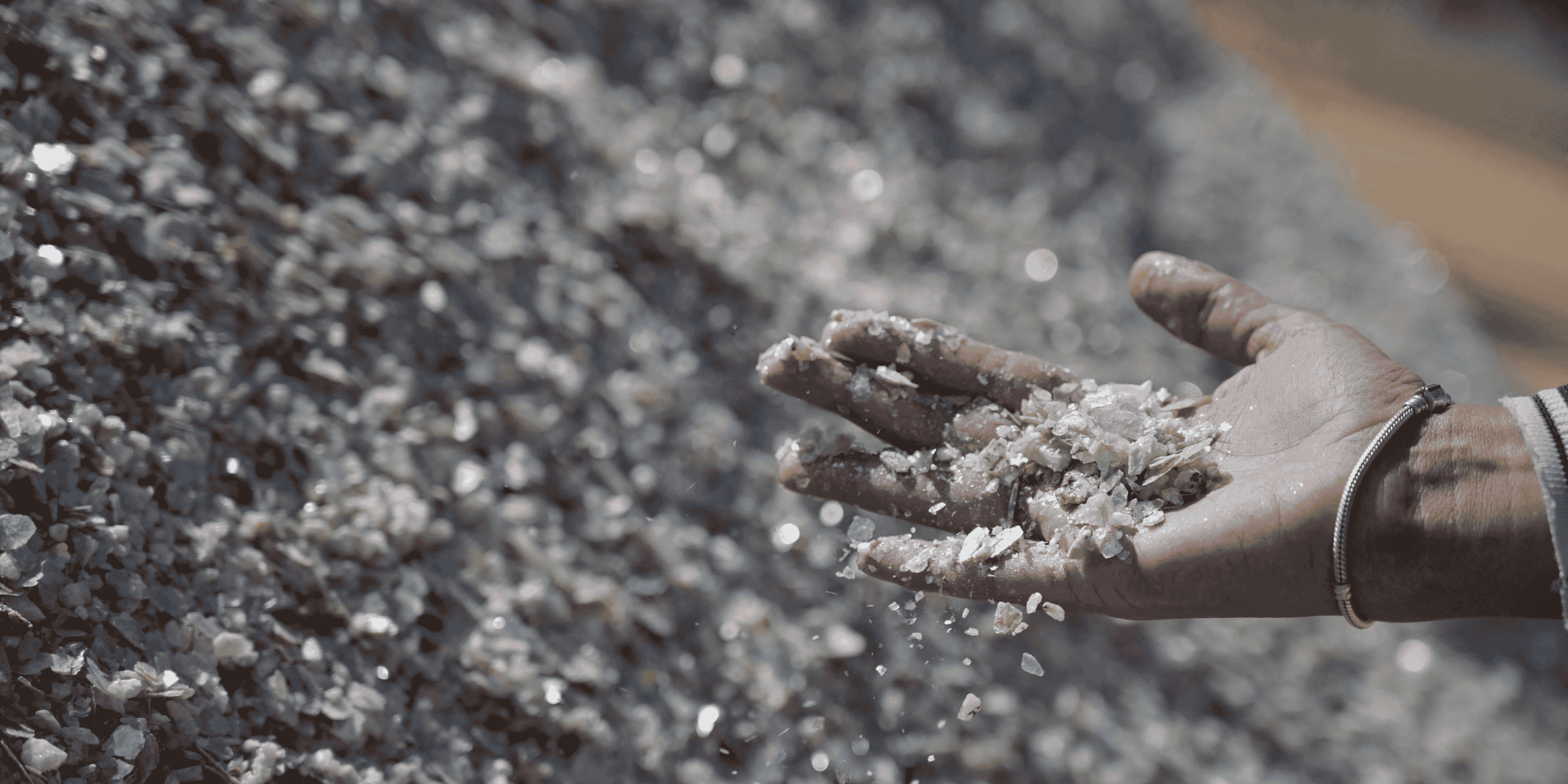 Photo d'archives: un echantillon de lithium mineral