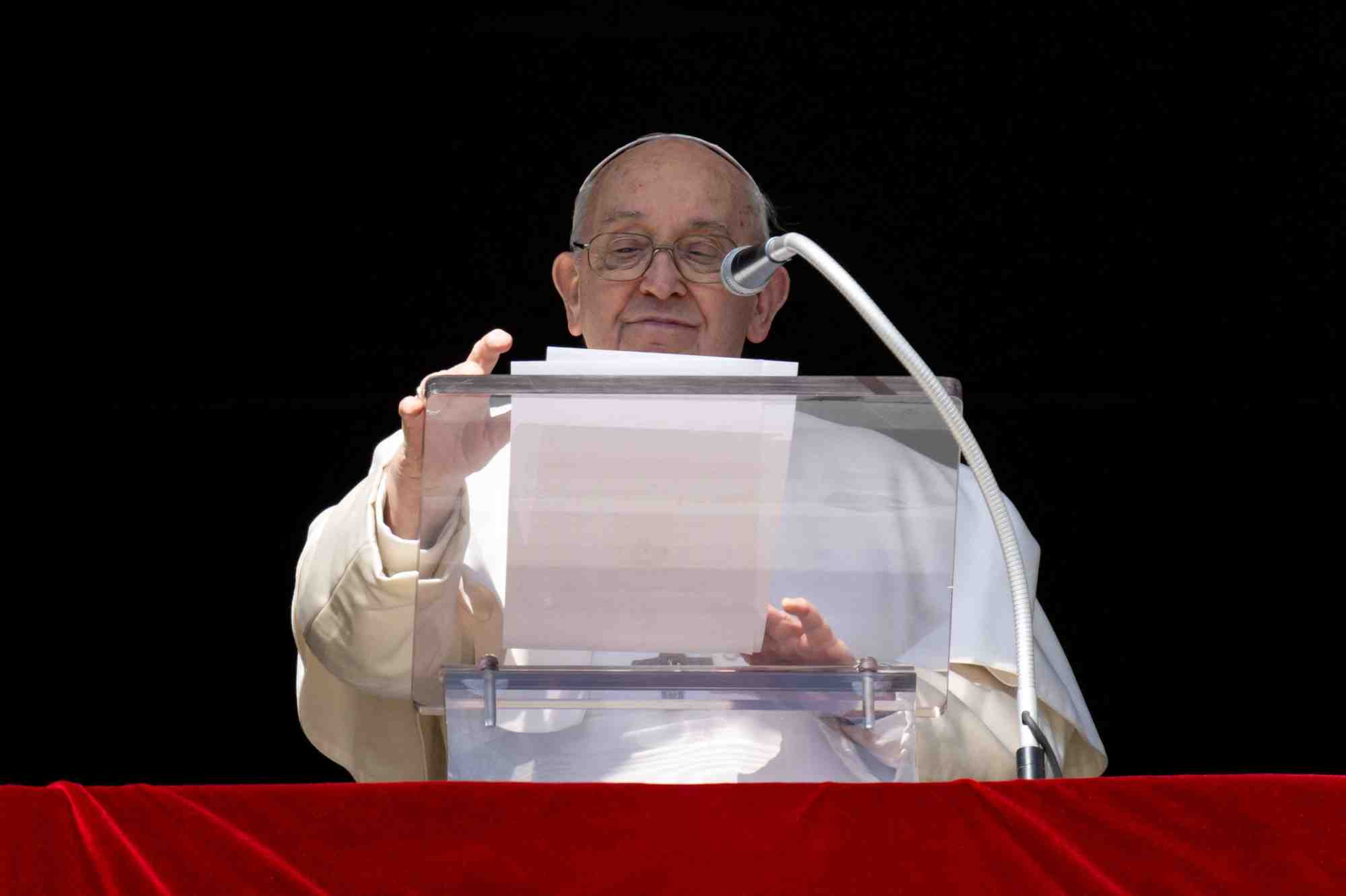 Le pape francois dirige la priere de l'angelus