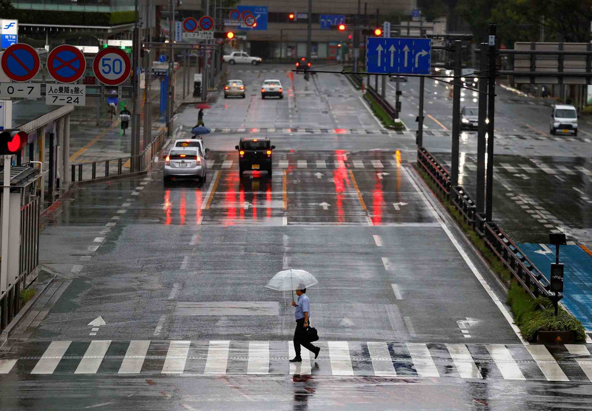 Une rue de fukuoka sous la pluie et le vent provoques par le typhon shanshan