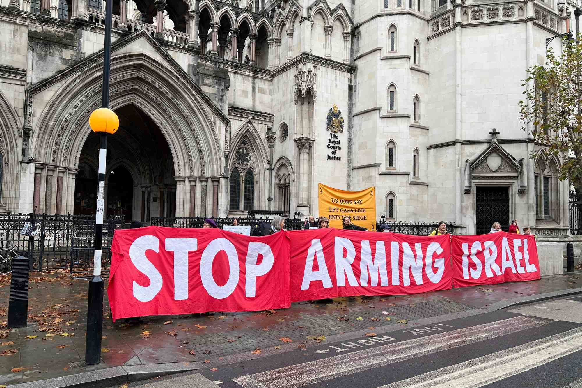 Des manifestants protestent devant devant la haute cour de londres