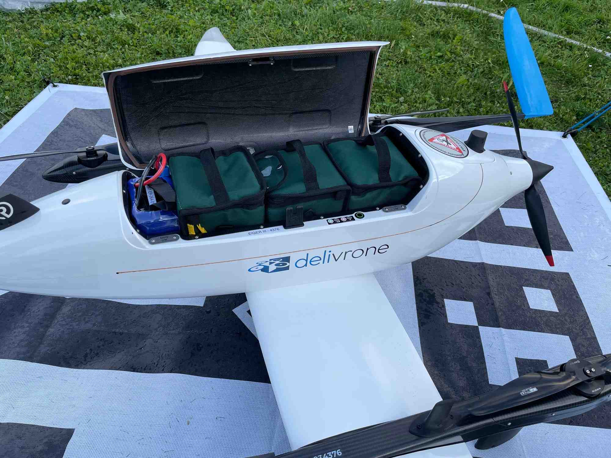Acheté en Suisse, le drone opéré par la start-up rouennaise Delivrone peut embarquer jusqu'à 250 tubes à essai pour un poids maximum de 3 kilos.