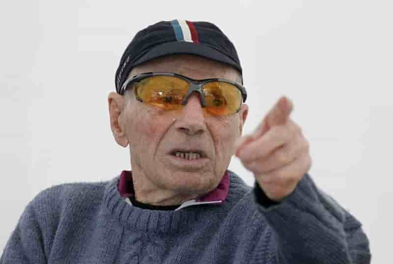 Un cycliste de 102 ans bat son record de l'heure