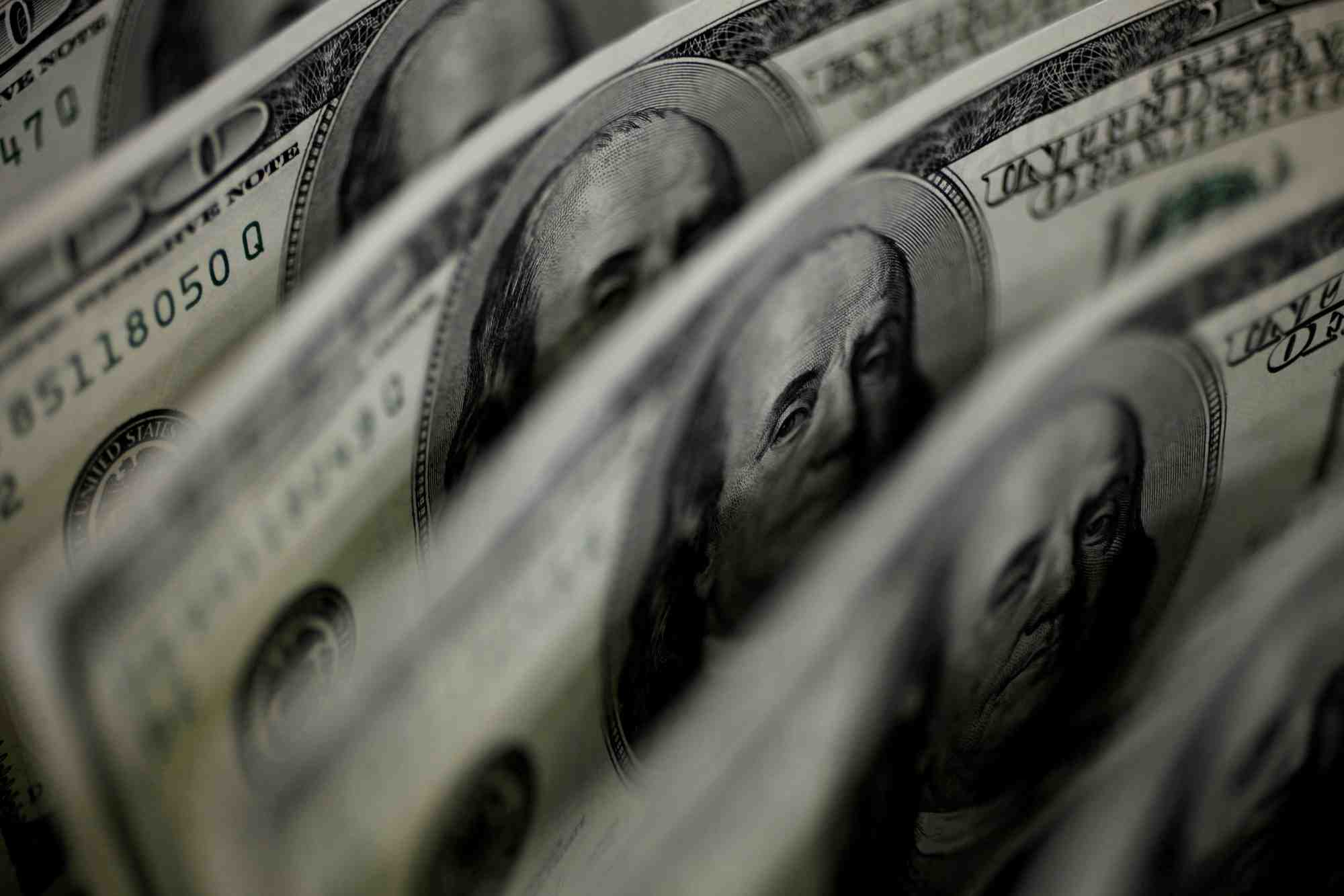 Une illustration de billets de banque americains de 100 dollars