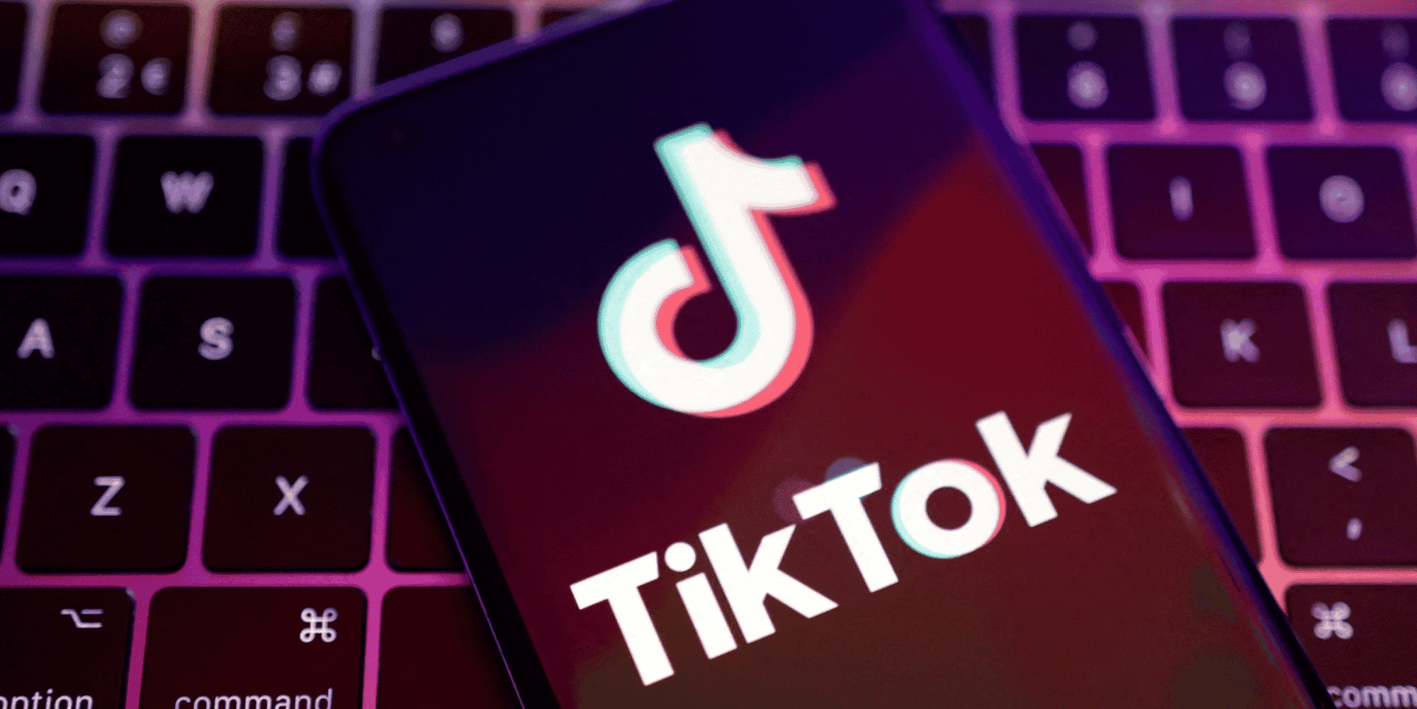 Illustration du logo tiktok sur un clavier d'ordinateur
